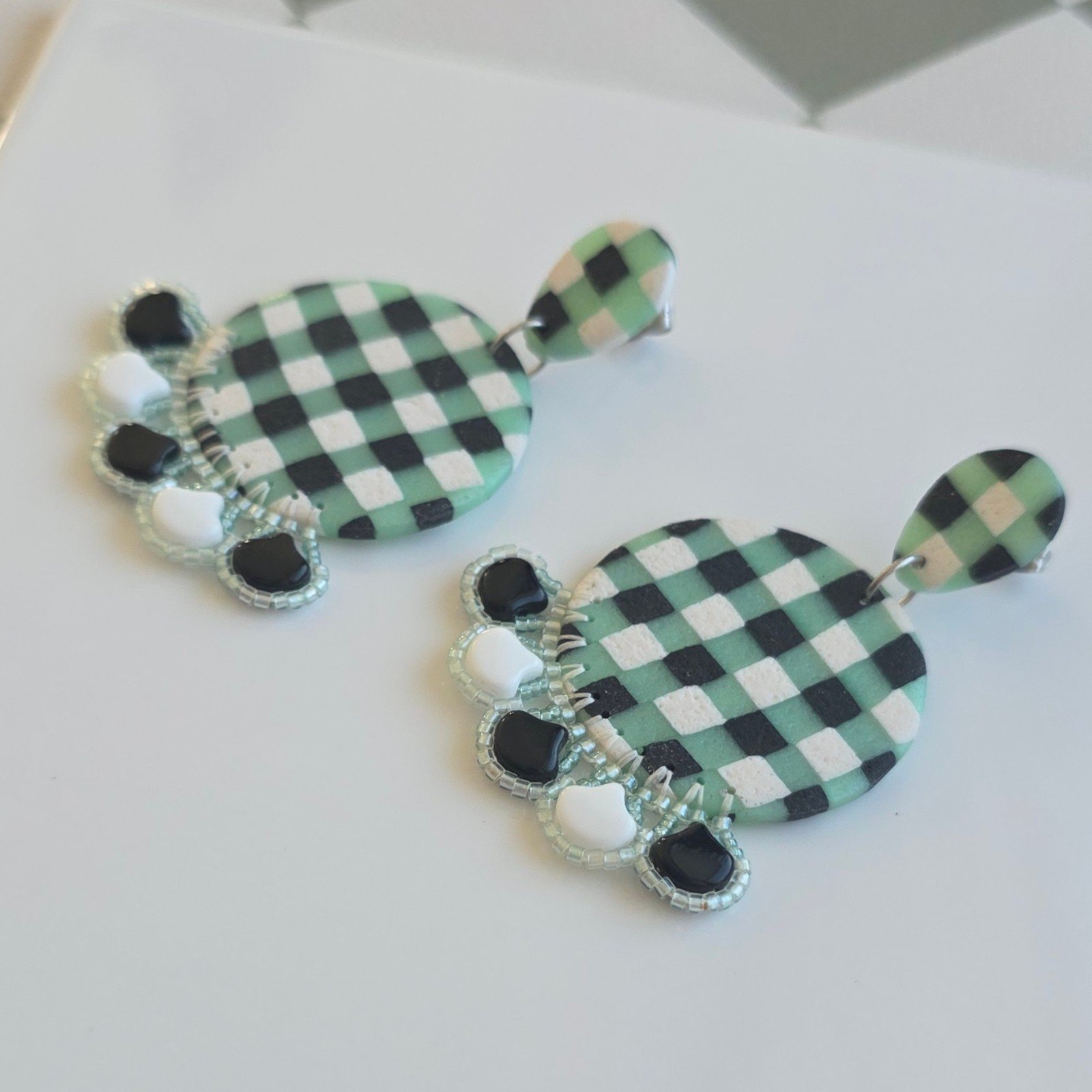 Handgemaakte mint, zwart, witte oorbellen van polymeerklei en kralen … - 101440 Handgemaakte mint, zwart, witte oorbellen van polymeerklei en kralen | Ronde retro hanger