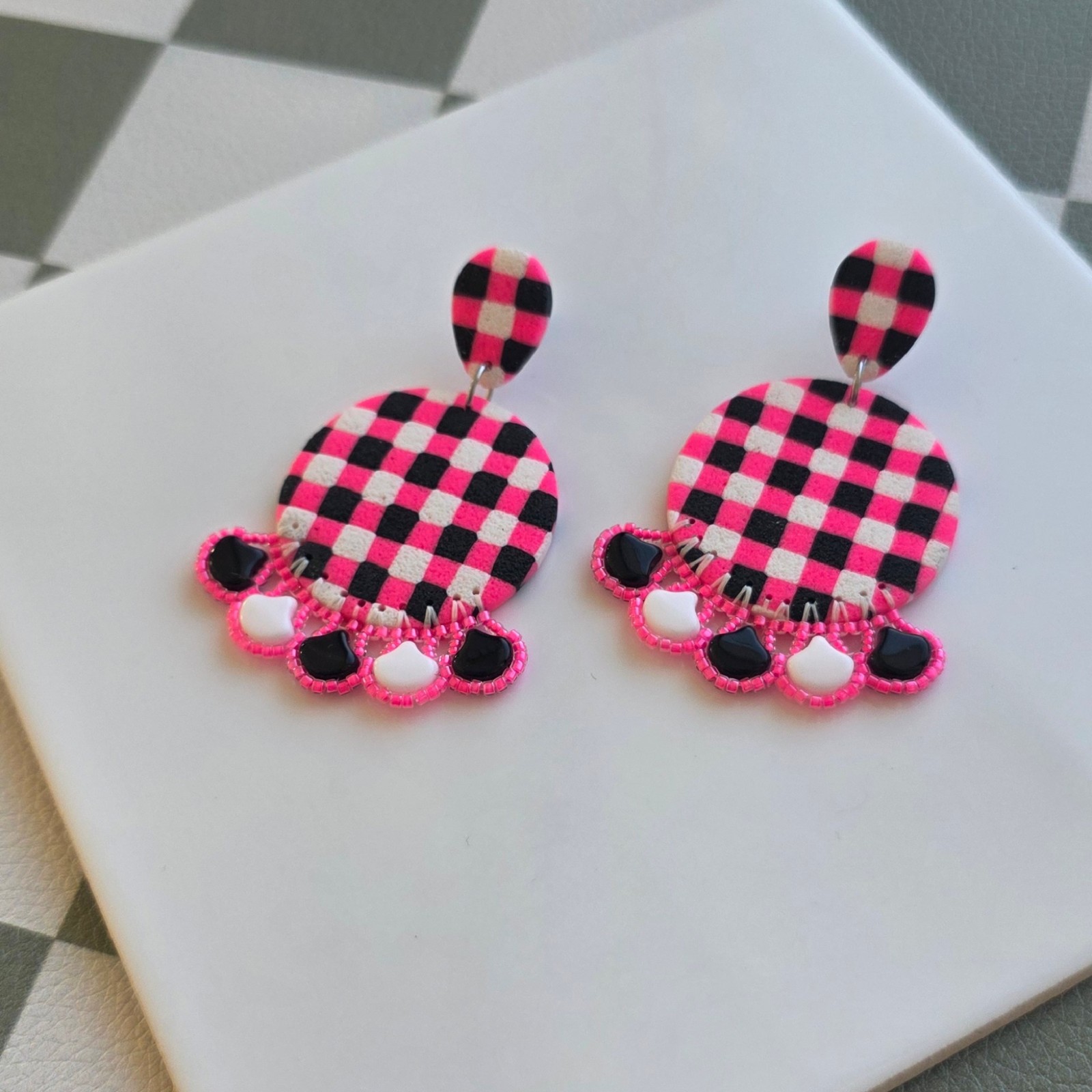 Handgemaakte neon roze, zwart, witte oorbellen van polymeerklei en kralen | Ronde retro hanger