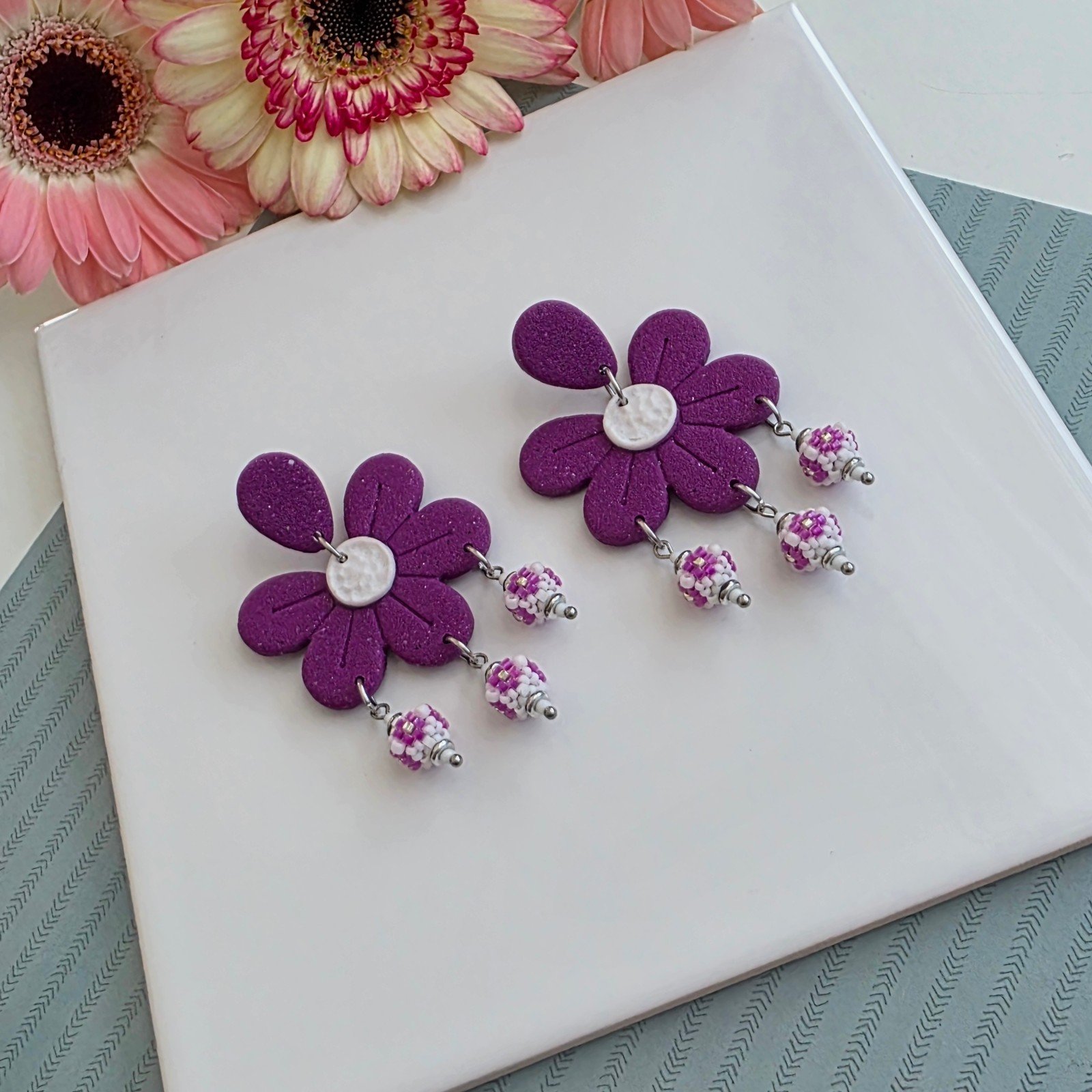 Handgemaakte paarse oorbellen van polymeerklei en kralen | Bloem - 100858 Handgemaakte paarse oorbellen van polymeerklei en kralen | Bloem