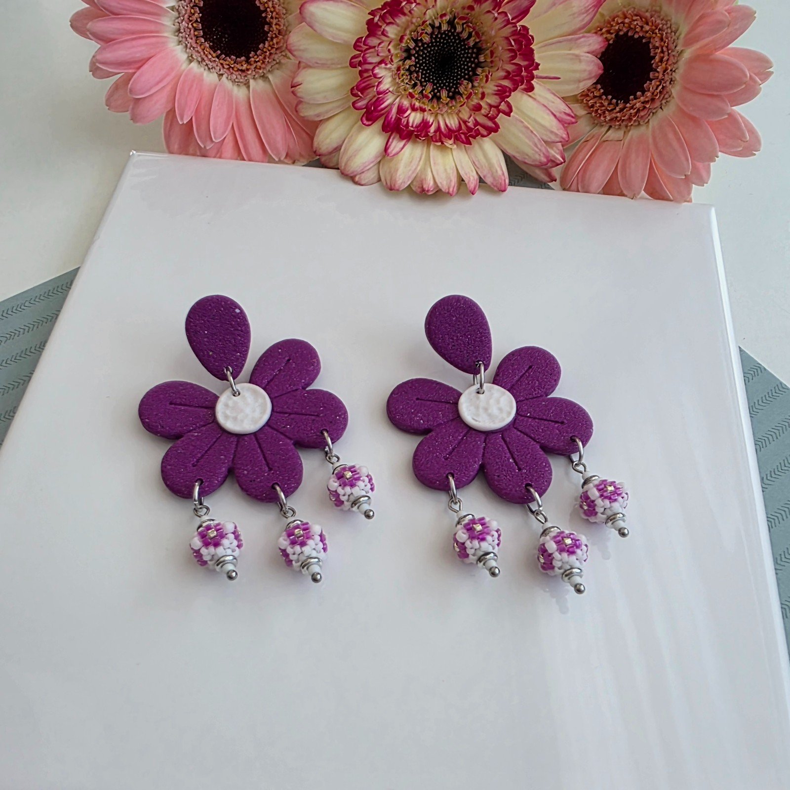 Handgemaakte paarse oorbellen van polymeerklei en kralen | Bloem - 100859 Handgemaakte paarse oorbellen van polymeerklei en kralen | Bloem