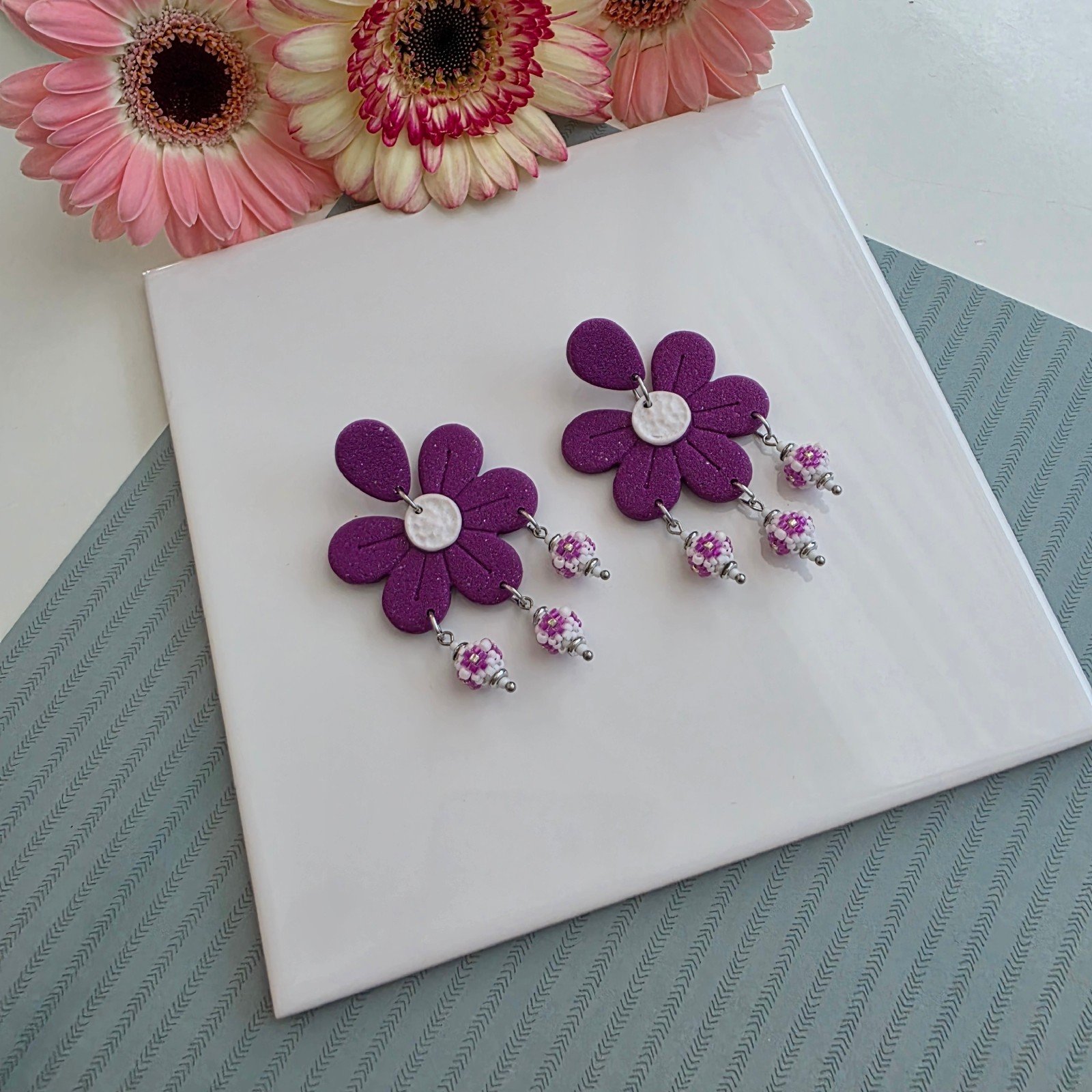 Handgemaakte paarse oorbellen van polymeerklei en kralen | Bloem - 100860 Handgemaakte paarse oorbellen van polymeerklei en kralen | Bloem