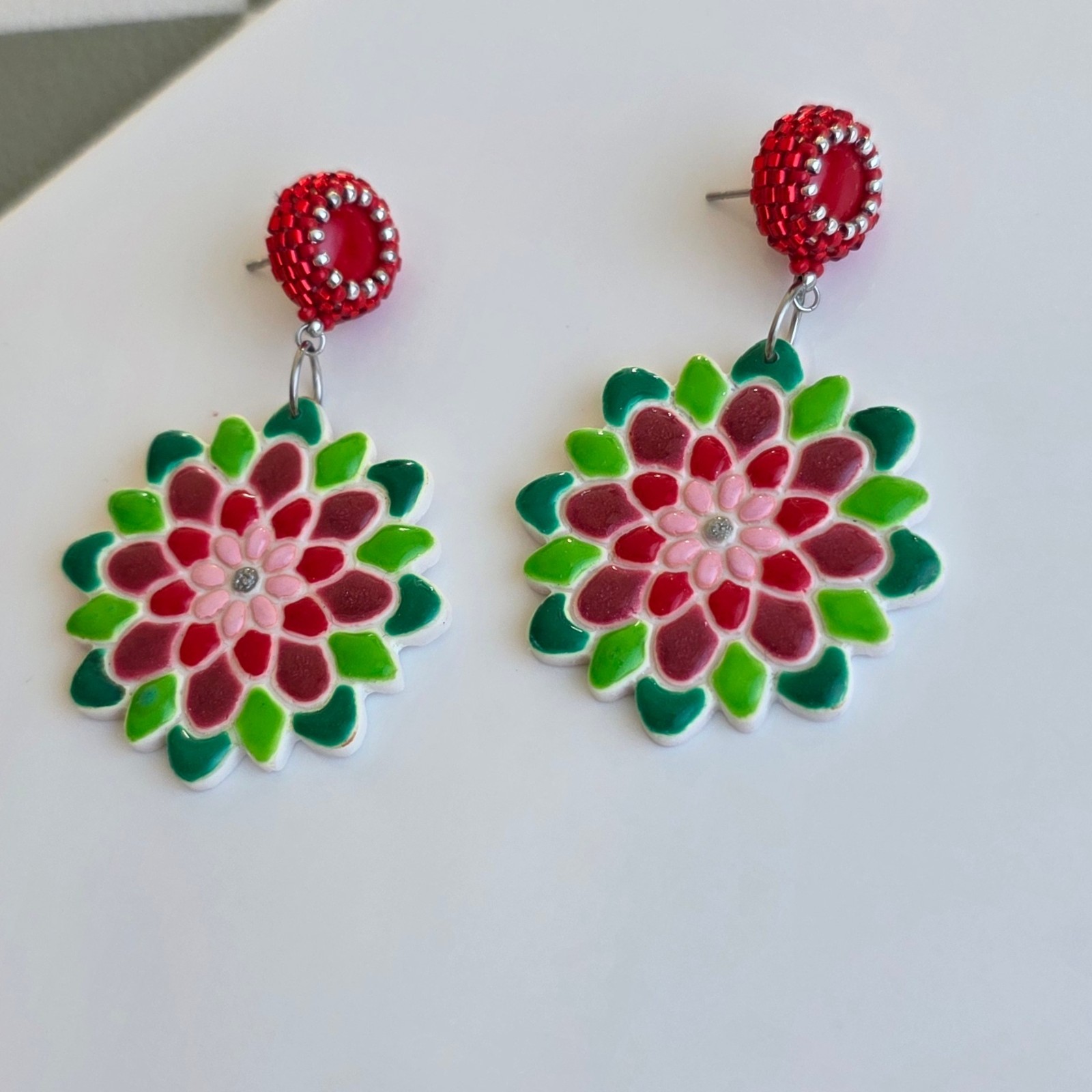 Handgemaakte rood, groen, wit en zilveren oorbellen van polymeerklei … - 102174 Handgemaakte rood, groen, wit en zilveren oorbellen van polymeerklei en kralen | Bloem