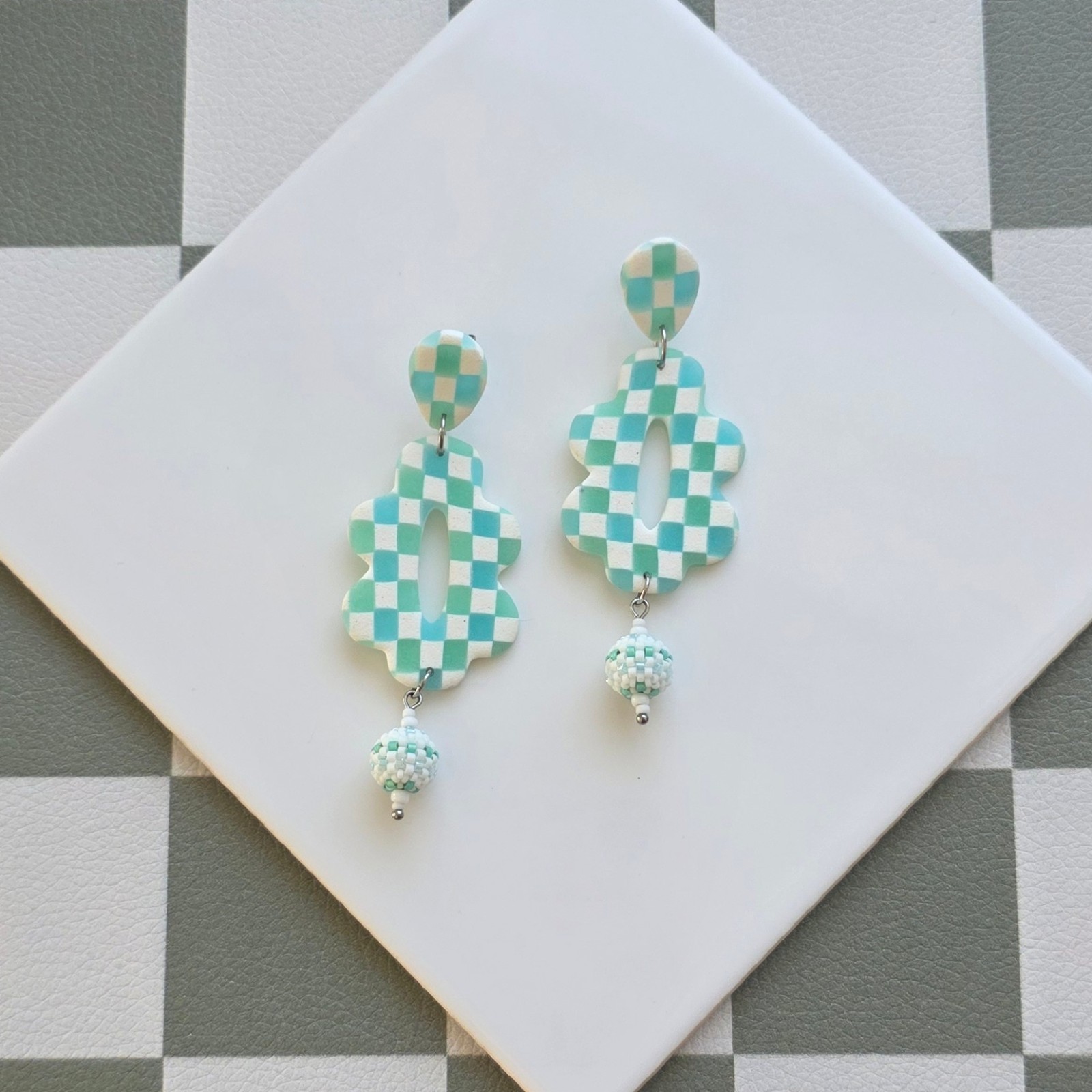 Handgemaakte wit, lichtblauw, mint oorbellen van polymeerklei en kralen | Retro bloem