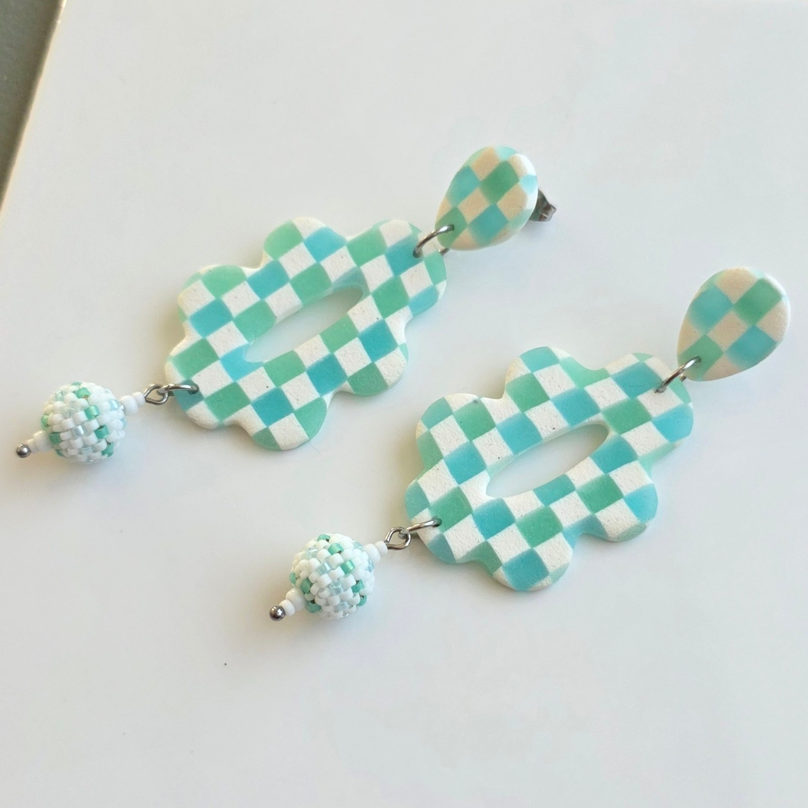 Handgemaakte wit, lichtblauw, mint oorbellen van polymeerklei en kralen | Retro bloem
