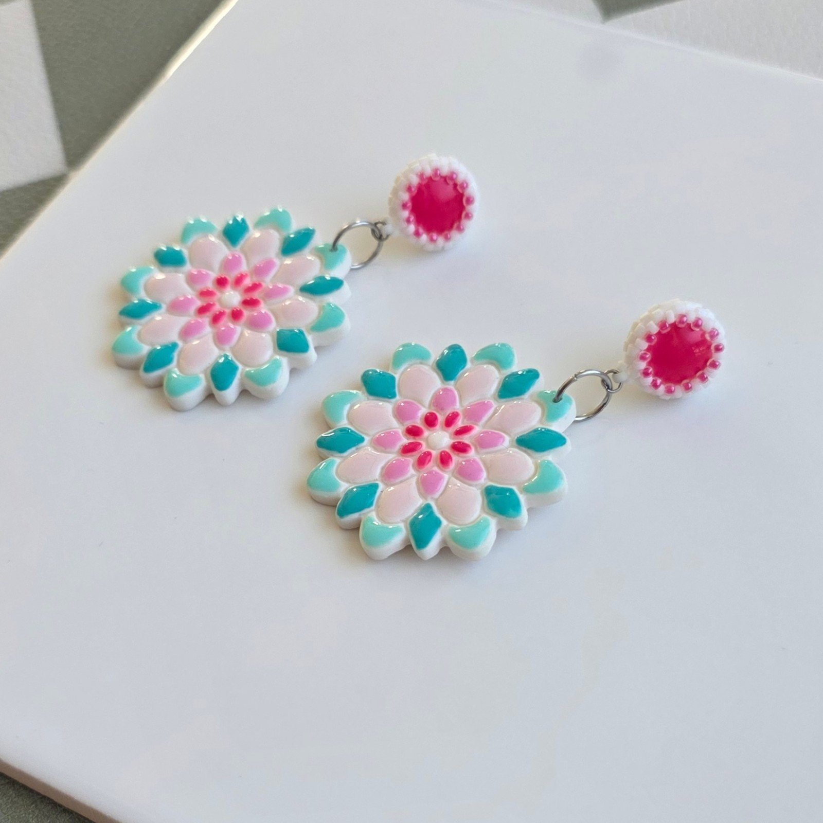 Handgemaakte wit, mint, turquoise en roze oorbellen van polymeerklei … - 102155 Handgemaakte wit, mint, turquoise en roze oorbellen van polymeerklei en kralen | Bloem