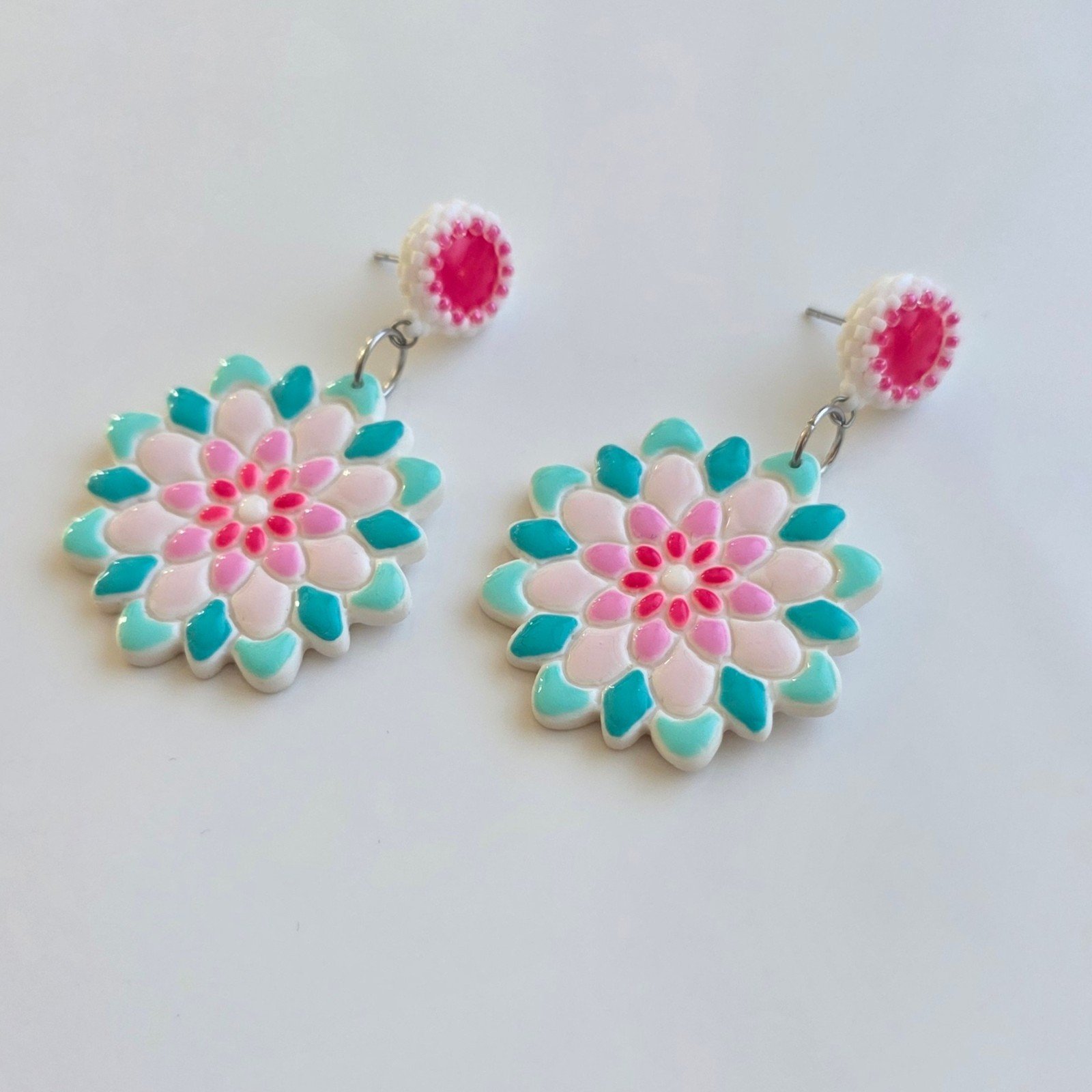 Handgemaakte wit, mint, turquoise en roze oorbellen van polymeerklei … - 102156 Handgemaakte wit, mint, turquoise en roze oorbellen van polymeerklei en kralen | Bloem