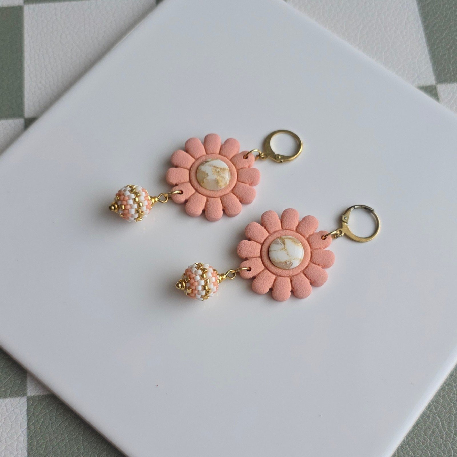 Handgemaakte zalmroze en gouden oorbellen van polymeerklei en kralen … - 101237 Handgemaakte zalmroze en gouden oorbellen van polymeerklei en kralen | Bloem