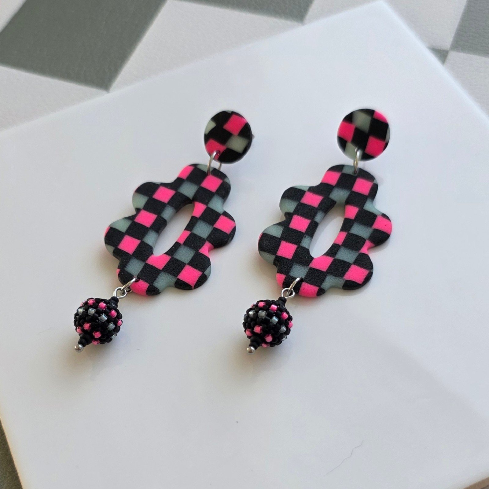 Handgemaakte zwart, neon roze, mint oorbellen van polymeerklei en kra… - 101492 Handgemaakte zwart, neon roze, mint oorbellen van polymeerklei en kralen | Retro bloem