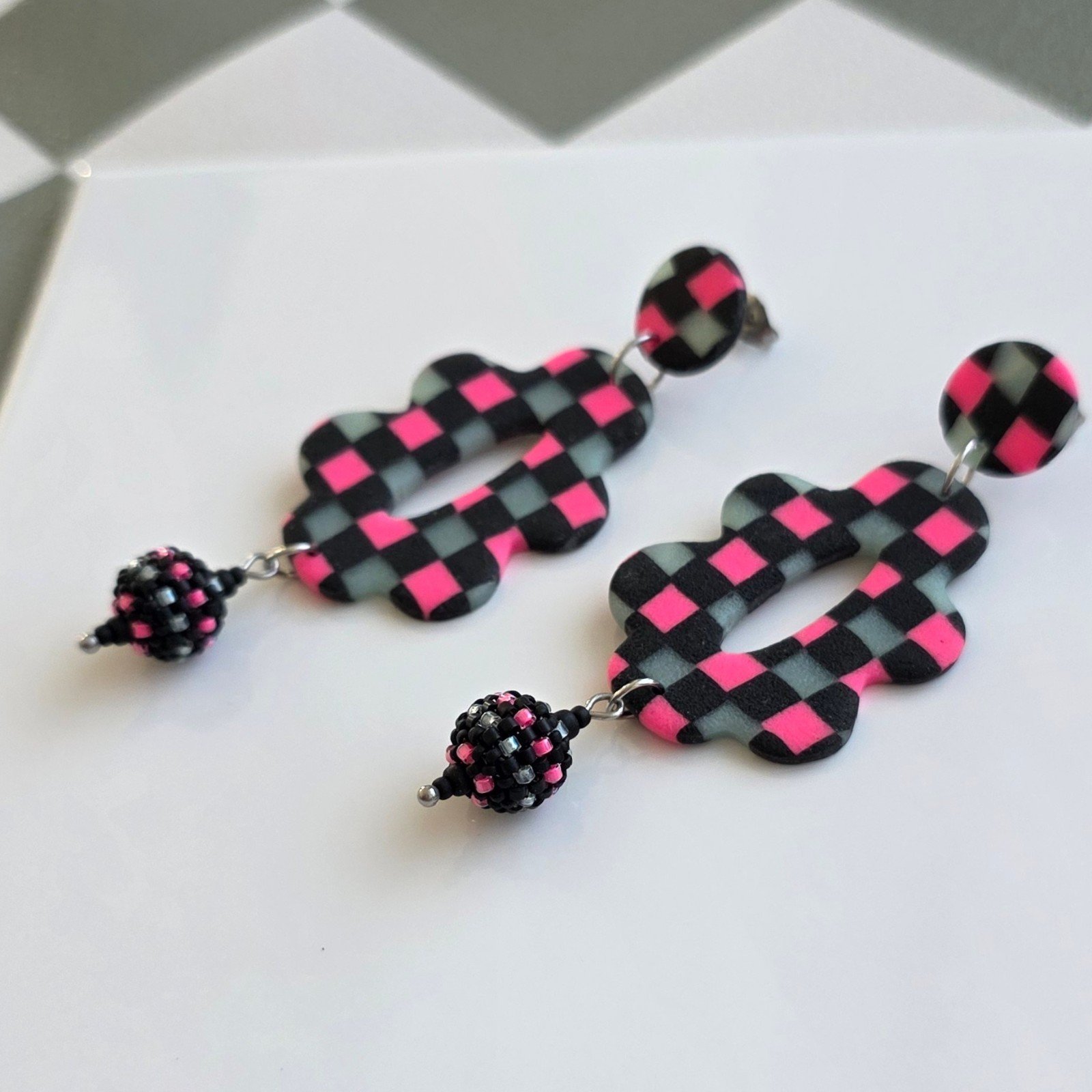 Handgemaakte zwart, neon roze, mint oorbellen van polymeerklei en kra… - 101494 Handgemaakte zwart, neon roze, mint oorbellen van polymeerklei en kralen | Retro bloem