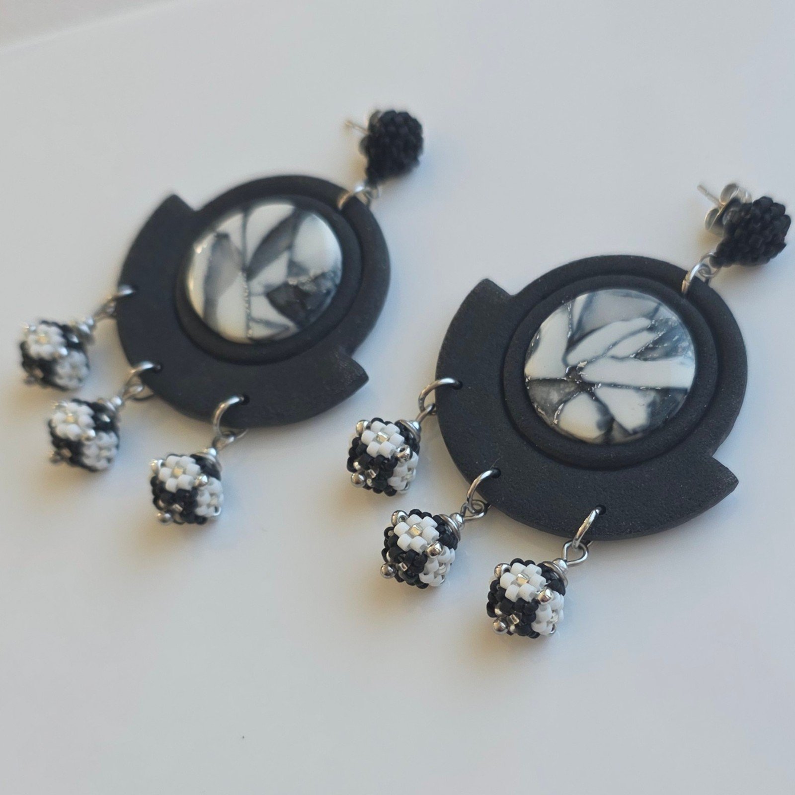 Handgemaakte zwart, wit, zilveren oorbellen van polymeerklei en krale… - 101381 Handgemaakte zwart, wit, zilveren oorbellen van polymeerklei en kralen | Marmer