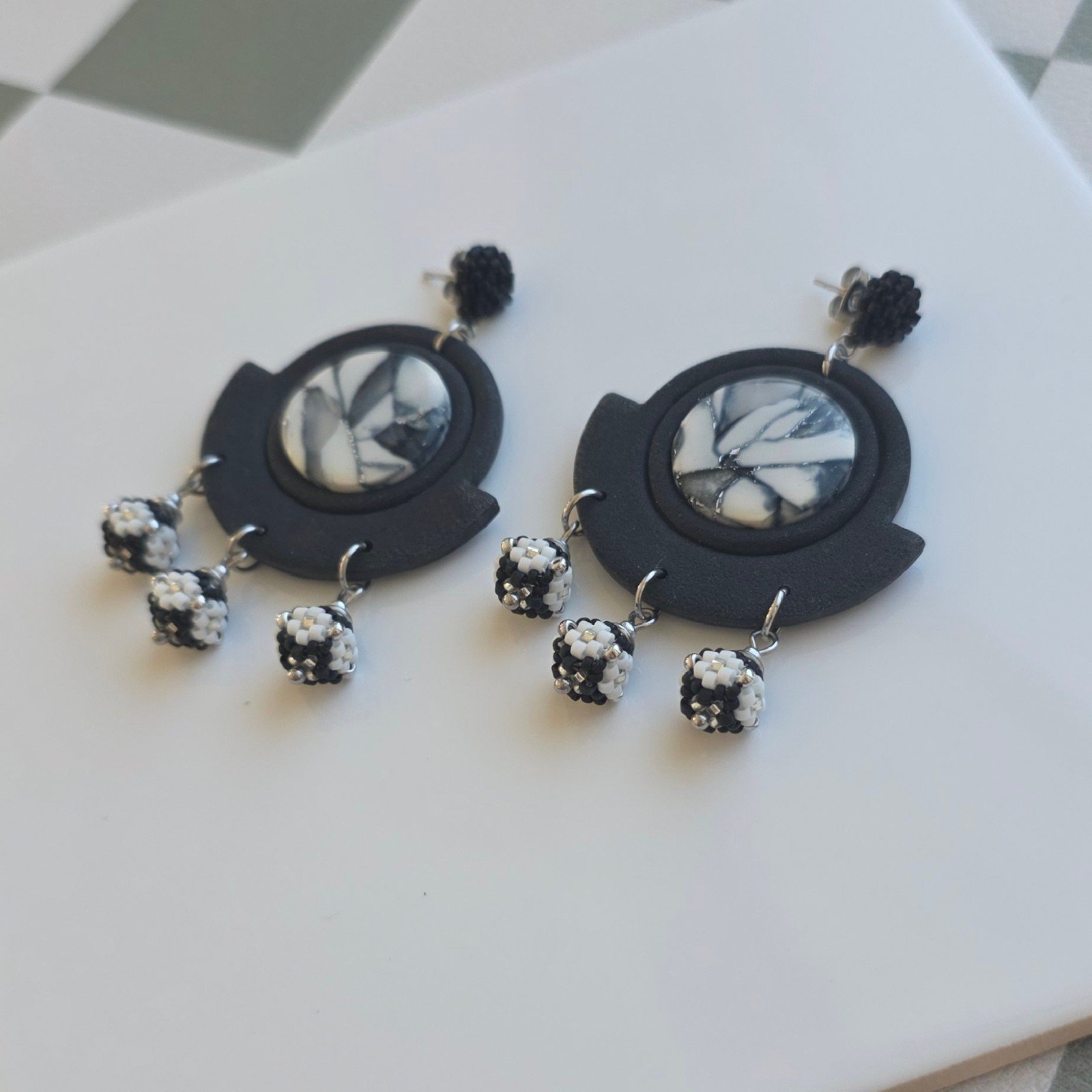 Handgemaakte zwart, wit, zilveren oorbellen van polymeerklei en krale… - 101382 Handgemaakte zwart, wit, zilveren oorbellen van polymeerklei en kralen | Marmer