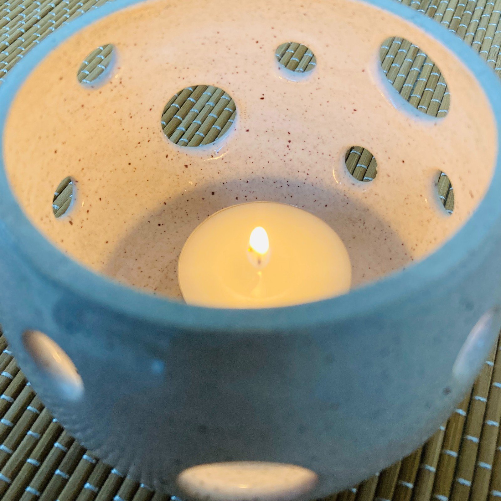 Kaarsenhouder voor waxinelichtje met speels gatenpatroon - 104506 Handgemaakt keramiek, kaarsenhouder voor waxinelichtje