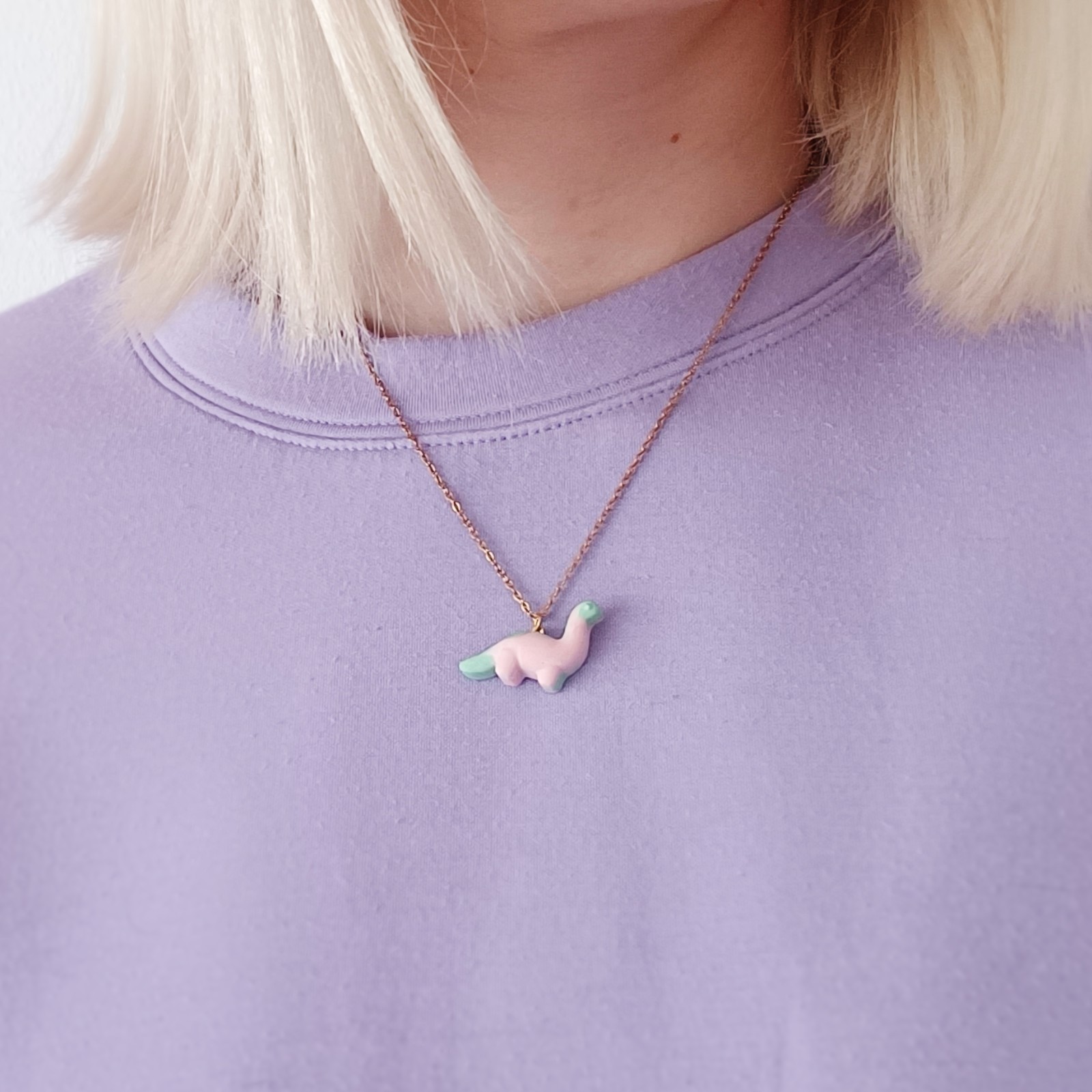Ketting met roze en groene diplodocus hanger