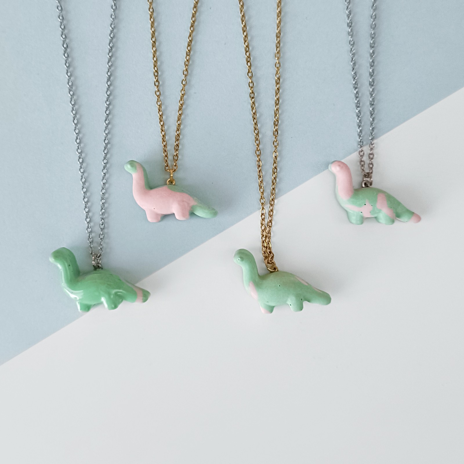 Ketting met roze en groene diplodocus hanger