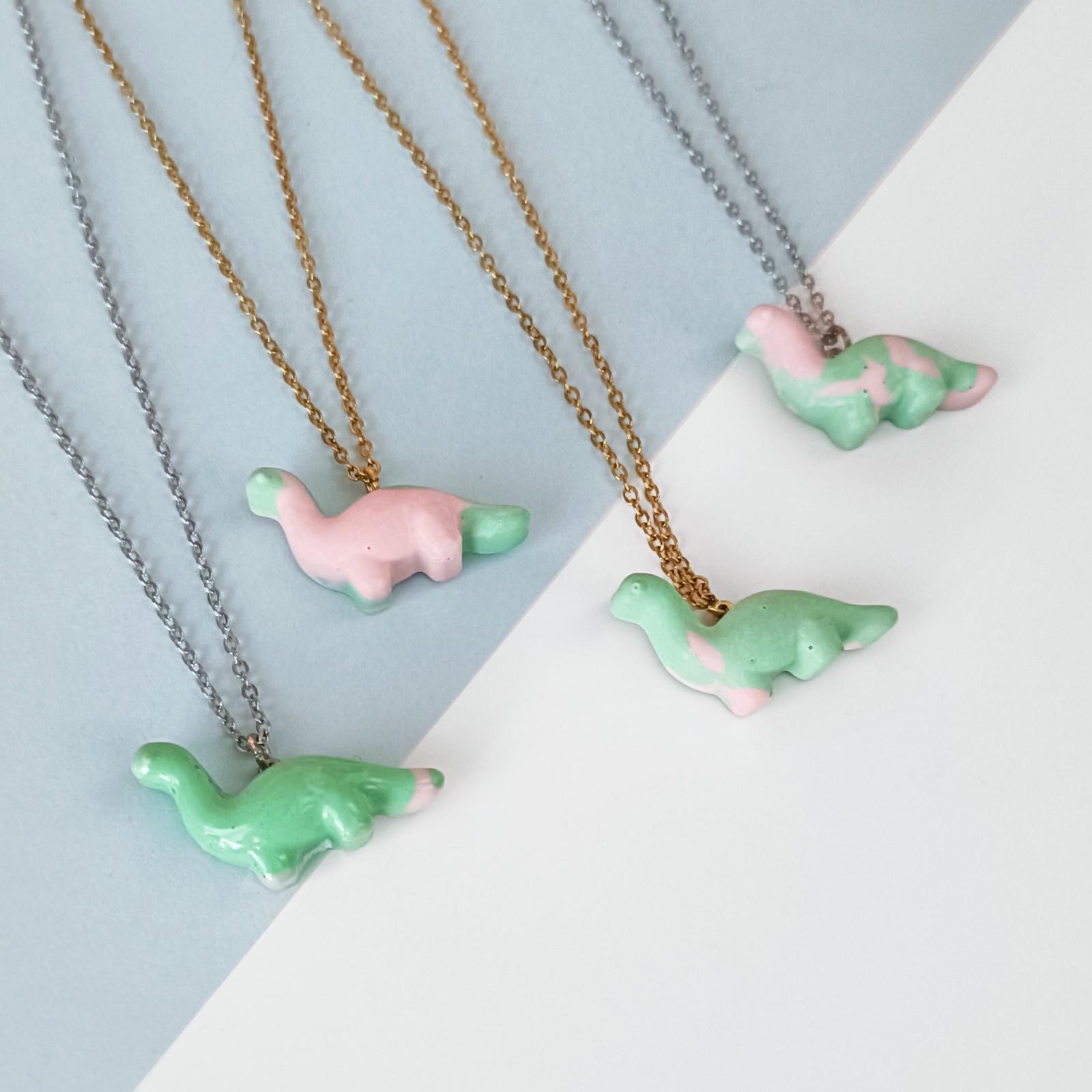 Ketting met roze en groene diplodocus hanger