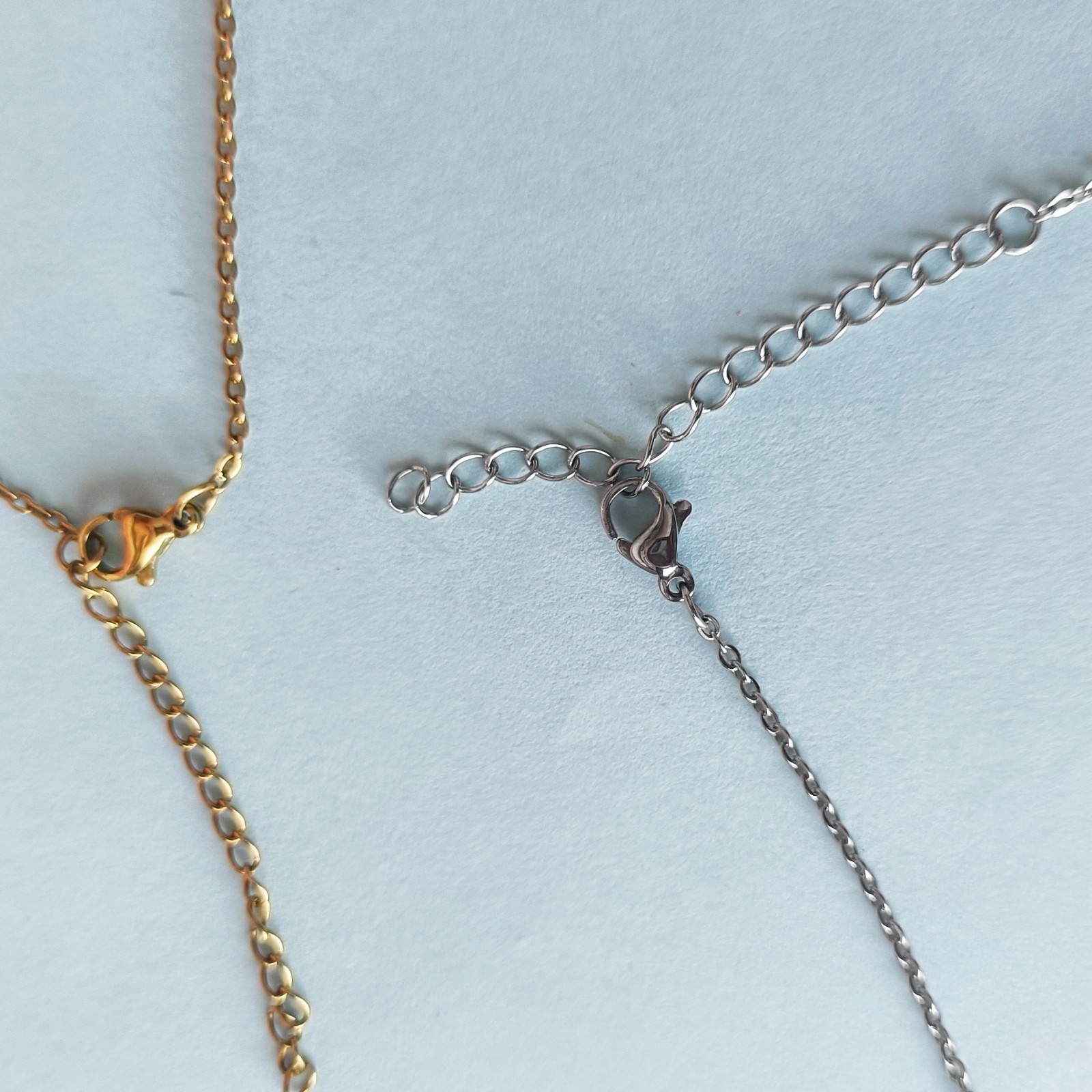 Ketting met roze en groene diplodocus hanger