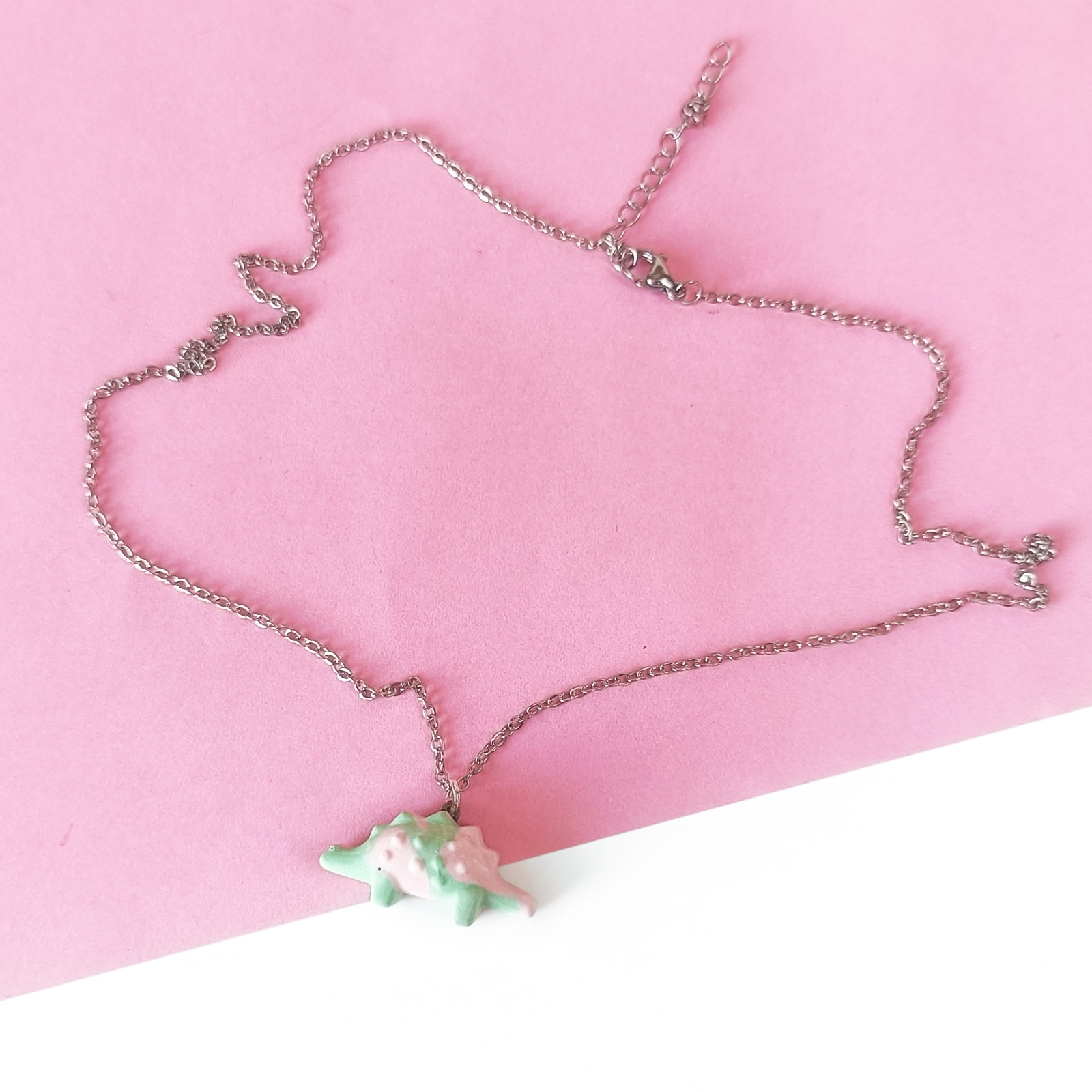 Ketting met roze en groene stegosaurus hanger
