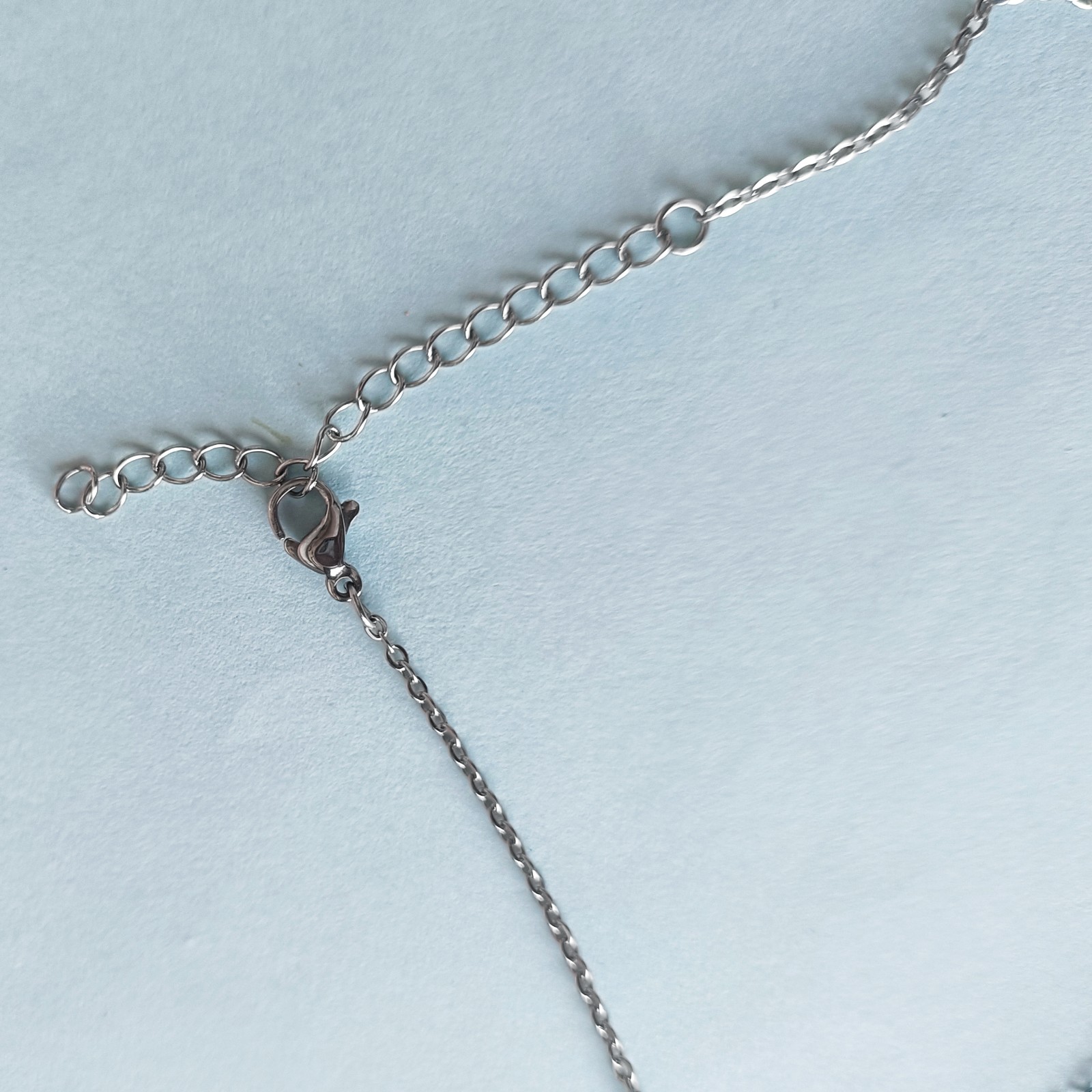 Ketting met roze en groene t-rex hanger - 104300 Ketting met roze en groene t-rex hanger