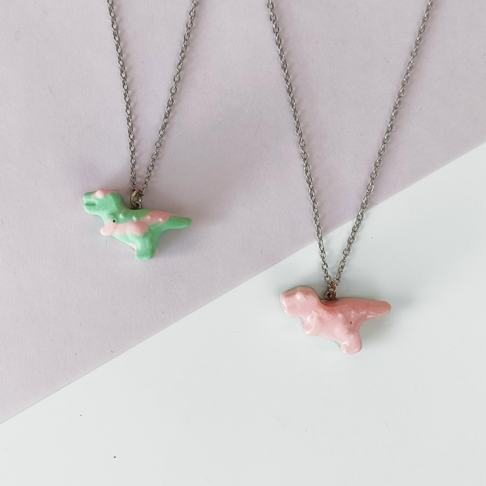 Ketting met roze en groene t-rex hanger - 104303 Ketting met roze en groene t-rex hanger