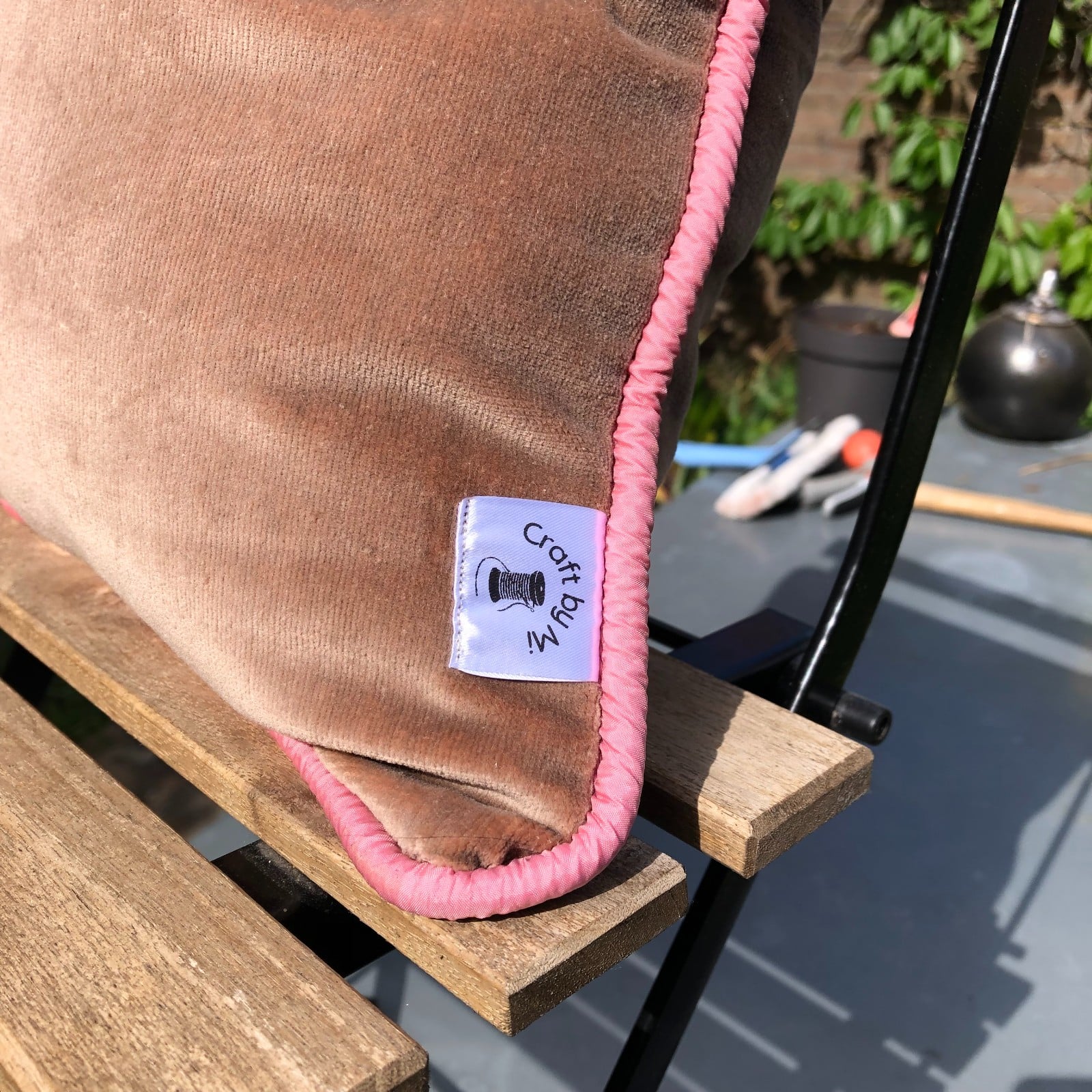 Kussen 40x40 cm van vintage stoffen, oud roze met een Frans kleedje e… - 105897 Kussen 40x40 cm van vintage stoffen, oud roze met een Frans kleedje erin verwerkt