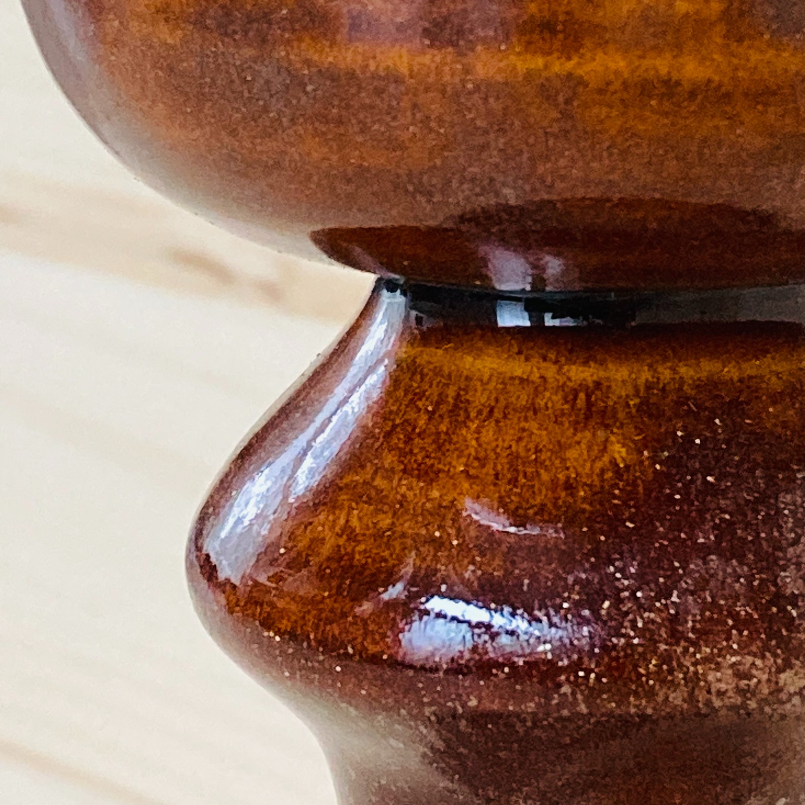 Rustieke kandelaar in warme bruintint - 104500 Handgemaakt keramiek, rustieke kandelaar in warme bruintint