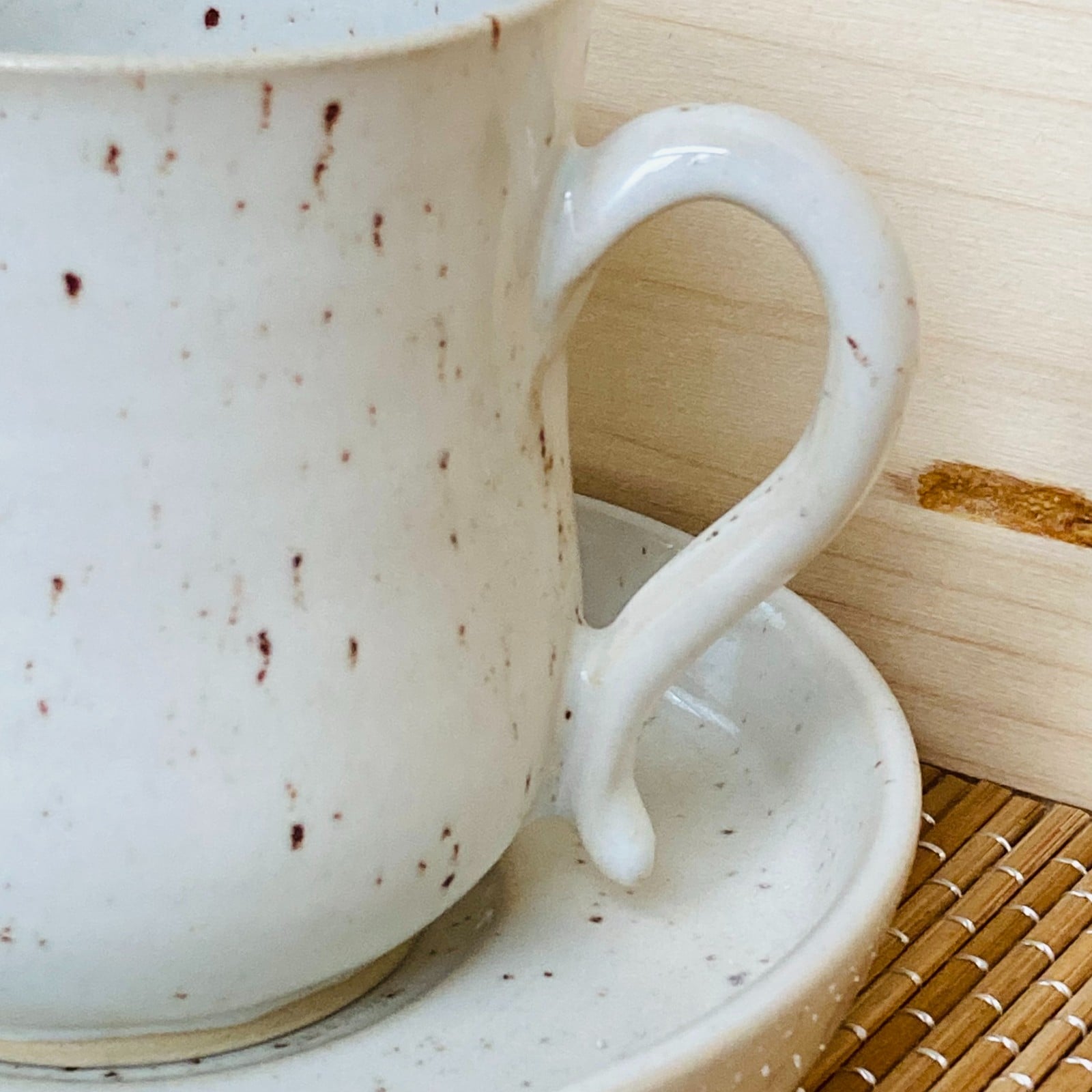 Thee/Koffiekopjes met schoteltje - 104072 Handgemaakt keramiek, theekopje met schoteltje in wit gespikkeld glazuur