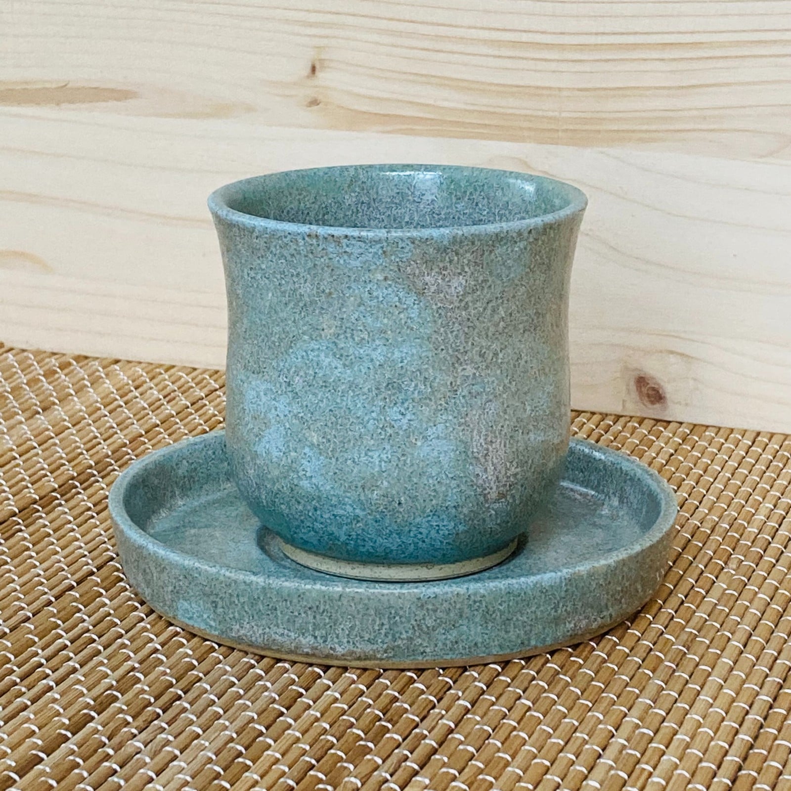 Theekopje met schoteltje warmgroen getint - 104485 Handgemaakt keramiek, theekopje met schoteltje warmgroen getint