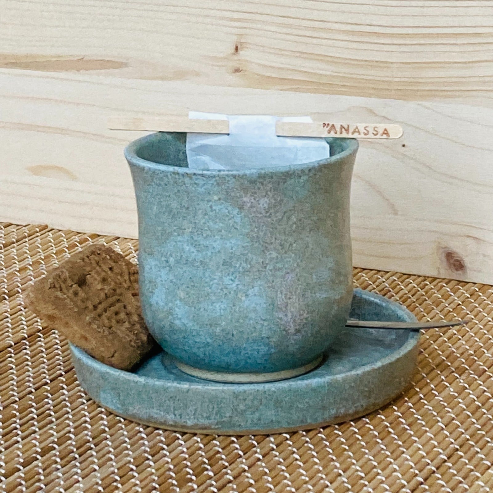 Theekopje met schoteltje warmgroen getint - 104486 Handgemaakt keramiek, theekopje met schoteltje warmgroen getint