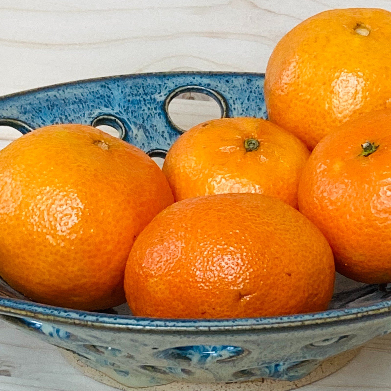 Unieke schaal met gaten - 104060 Handgemaakt keramiek, uniek fruitschaaltje met kunstzinnig gatenpatroon