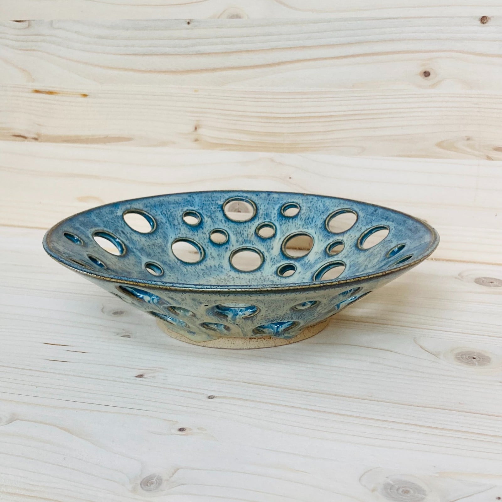 Unieke schaal met gaten - 104061 Handgemaakt keramiek, uniek fruitschaaltje met kunstzinnig gatenpatroon