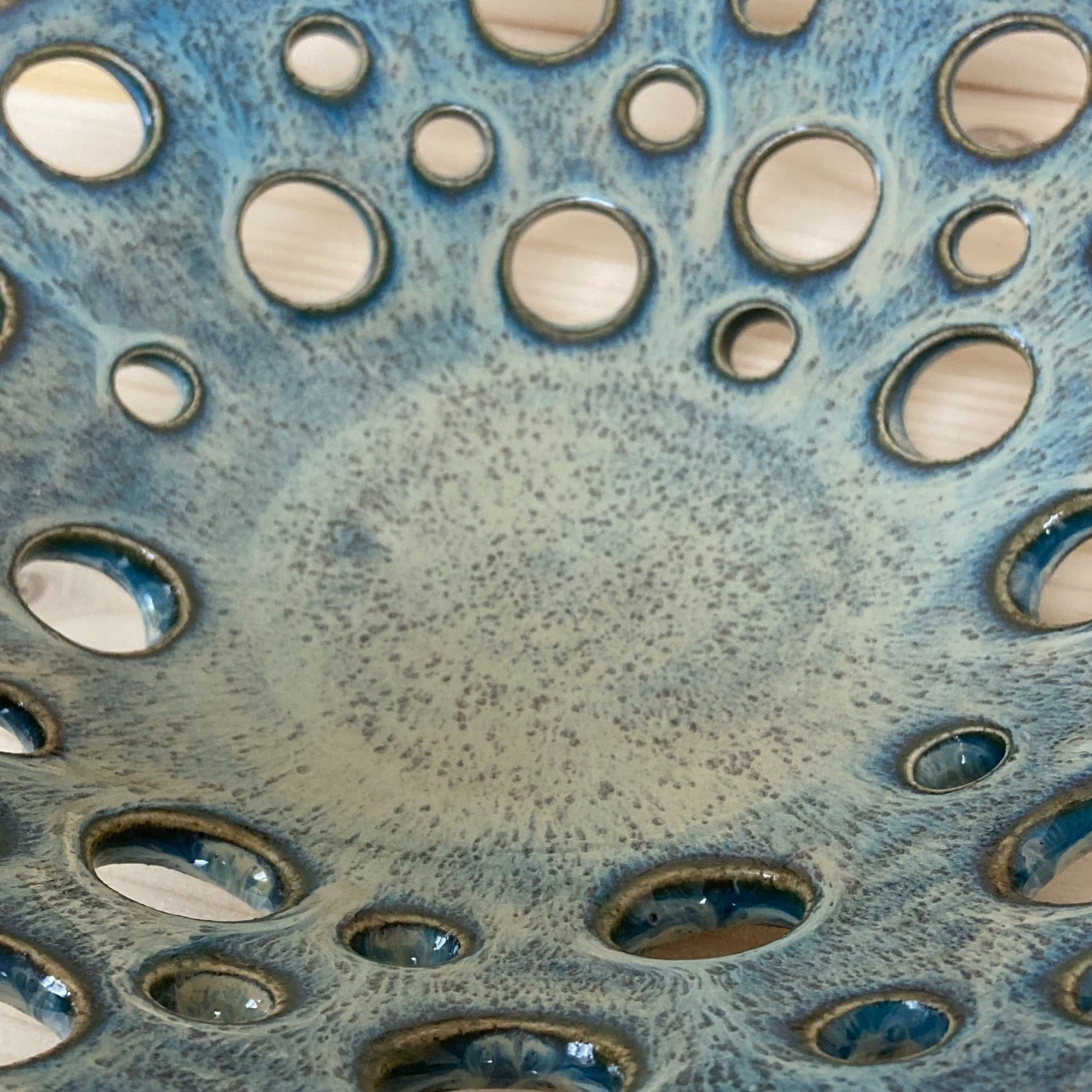 Unieke schaal met gaten - 104062 Handgemaakt keramiek, uniek fruitschaaltje met kunstzinnig gatenpatroon