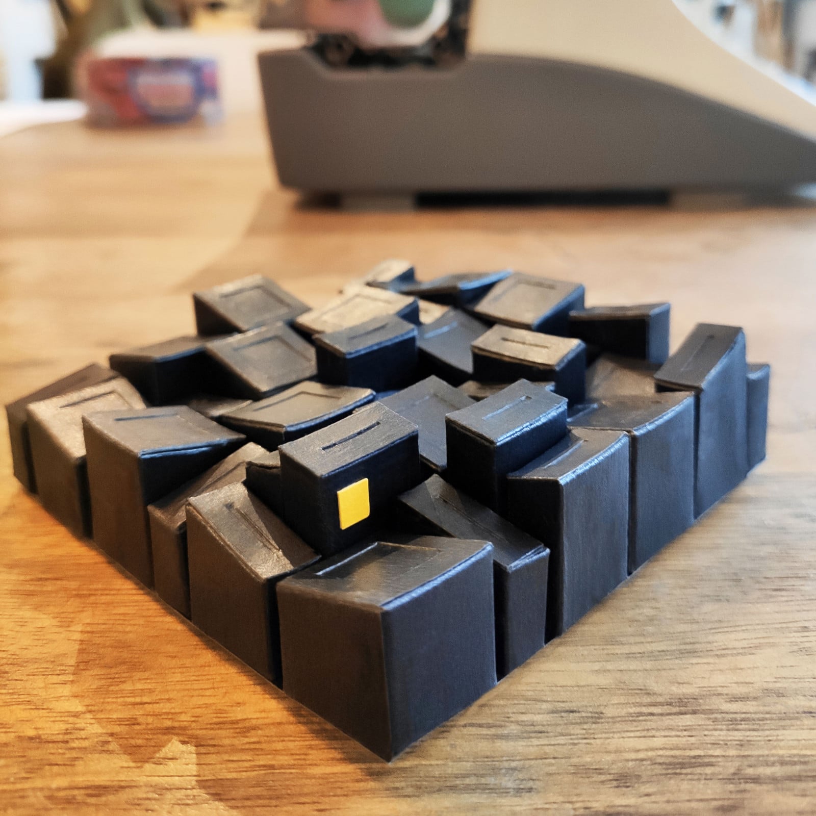 Waarom brandt er nog licht op nr. 21? - Handgemaakt van papier - 105527 Kunstobject - Waarom brandt er nog licht? - papier - zwart