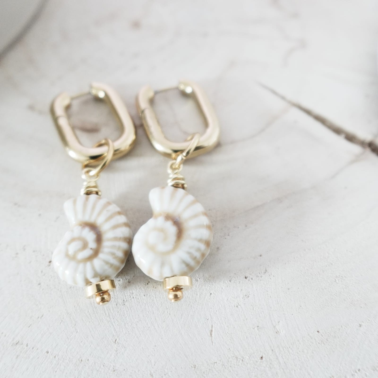 Wit Ceramic ammoniet fossiele oorbellen – Oceaan-geïnspireerde boho sieraden – handgemaakte natuurlijke oorbellen