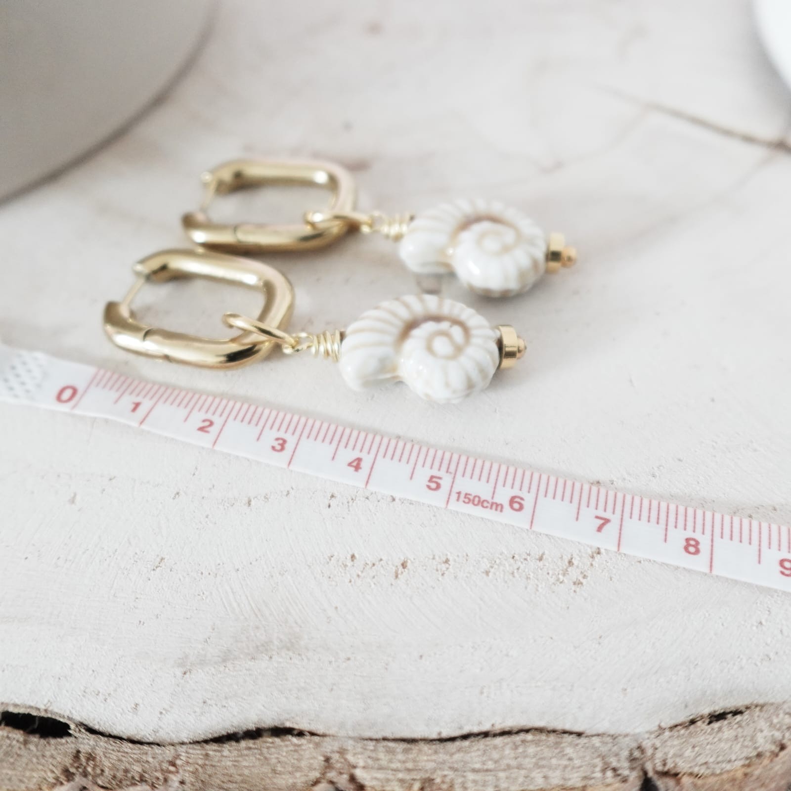 Wit Ceramic ammoniet fossiele oorbellen – Oceaan-geïnspireerde boho sieraden – handgemaakte natuurlijke oorbellen