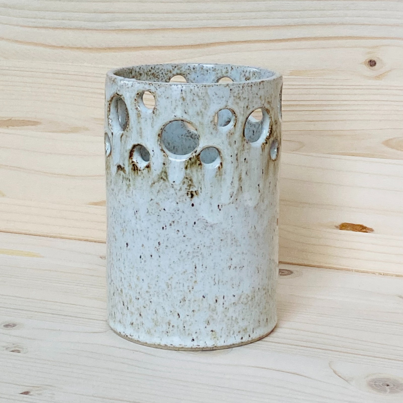 Witgespikkelde vaas - 103987 Handgemaakt keramiek, wit gespikkelde vaas met speels gatenpatroon