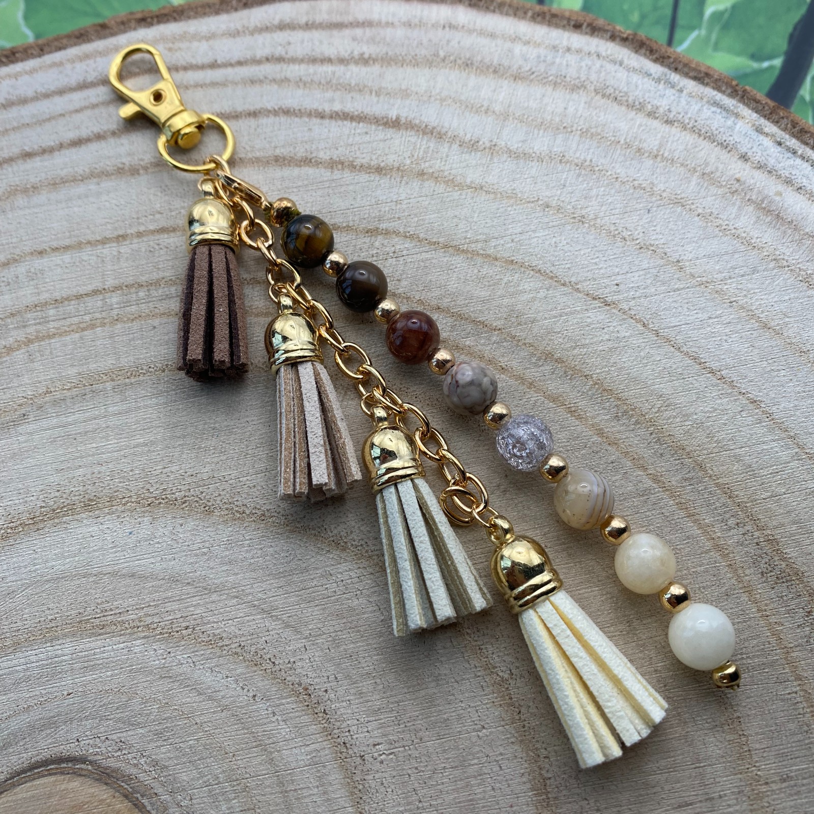 Handgemaakte bag charm met kralen en kwastjes - HG10064 - 107652 Handgemaakte bag charm met kralen en kwastjes - HG10064