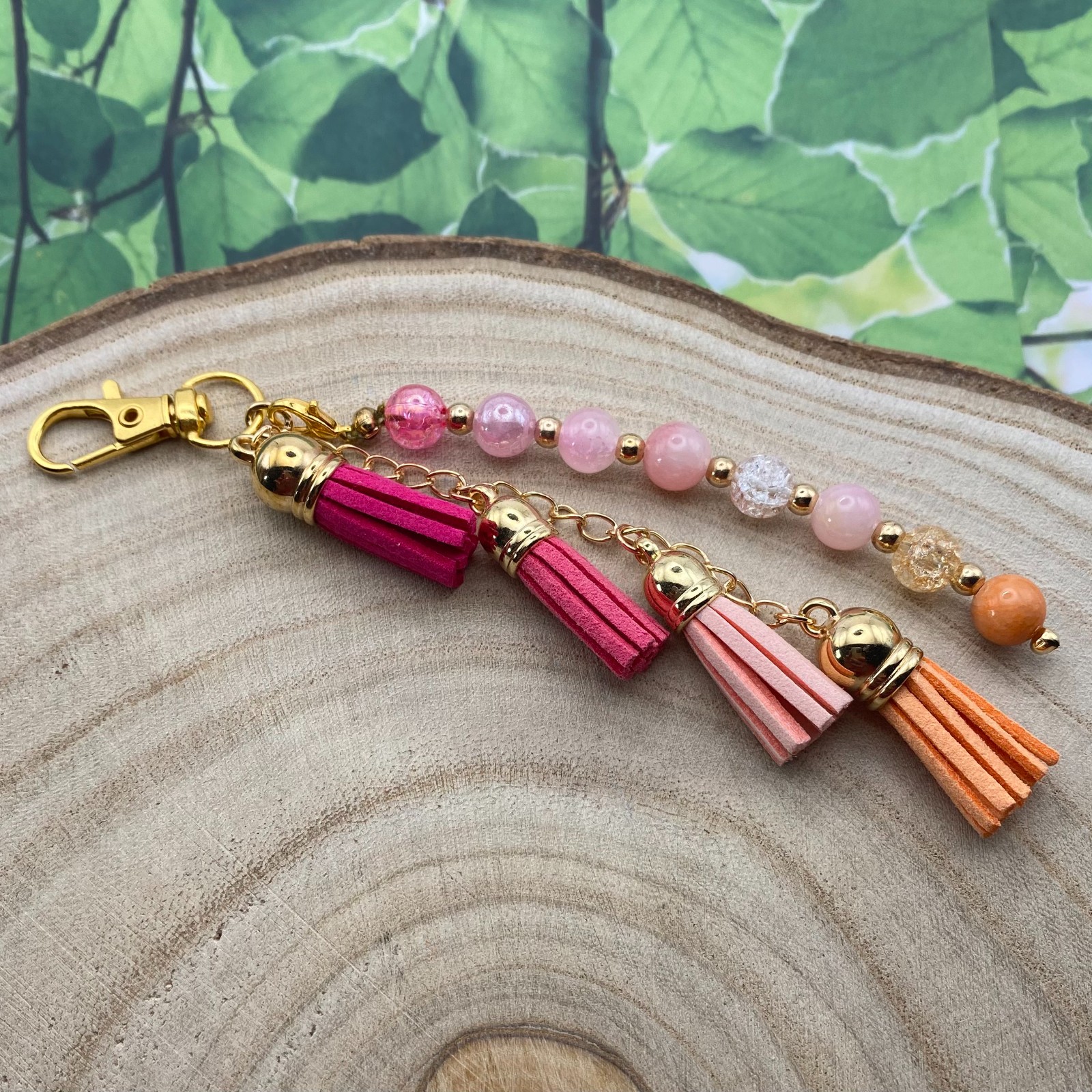 Handgemaakte bag charm met kralen en kwastjes - HG30069 - 107668 Handgemaakte bag charm met kralen en kwastjes - HG30069