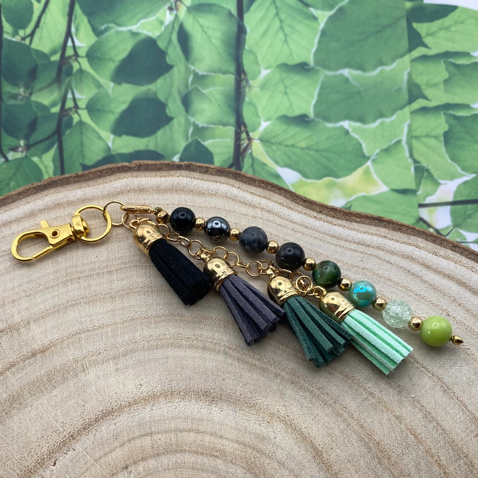 Handgemaakte bag charm met kralen en kwastjes - HG70077 - 107699 Handgemaakte bag charm met kralen en kwastjes - HG70077