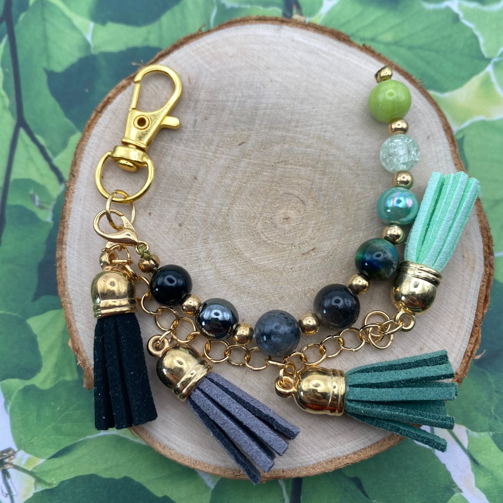 Handgemaakte bag charm met kralen en kwastjes - HG70077 - 107700 Handgemaakte bag charm met kralen en kwastjes - HG70077