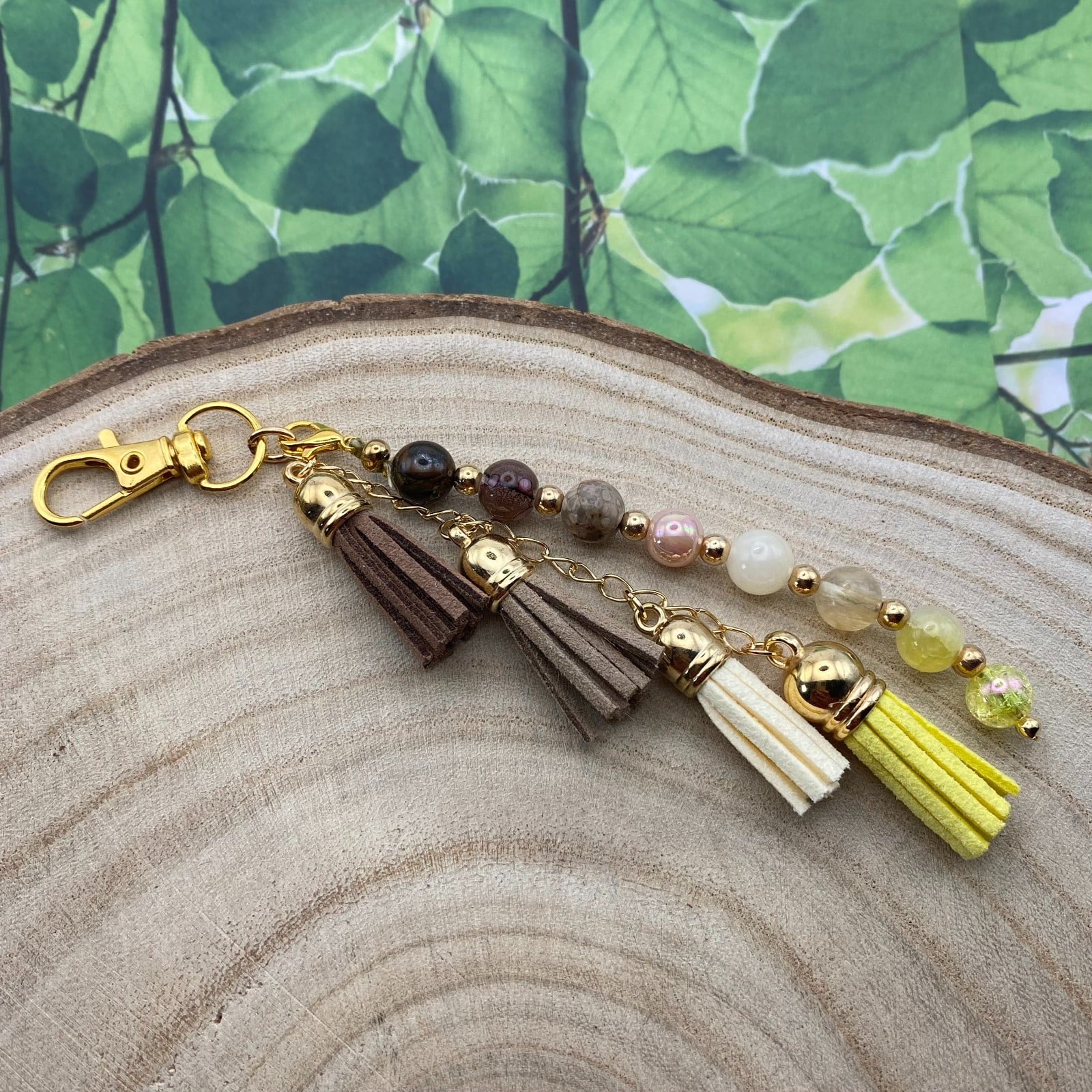 Handgemaakte bag charm met kralen en kwastjes - HG80065 - 107703 Handgemaakte bag charm met kralen en kwastjes - HG80065