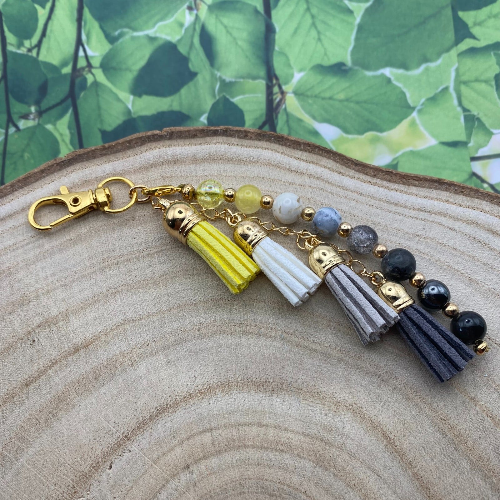 Handgemaakte bag charm met kralen en kwastjes - HG80078