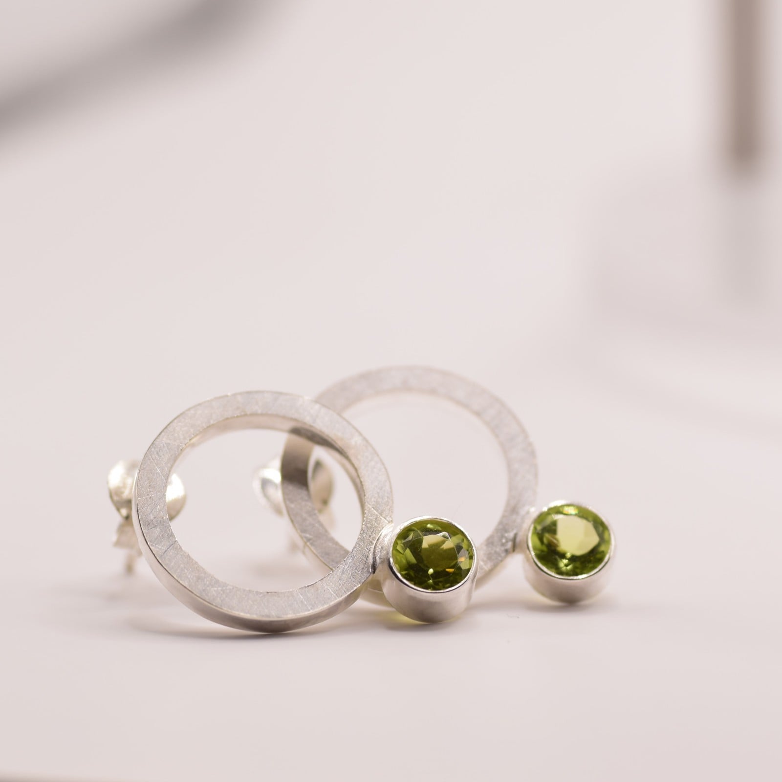 Zilveren oorbellen met peridot – IJseffect & sprankelende frisheid