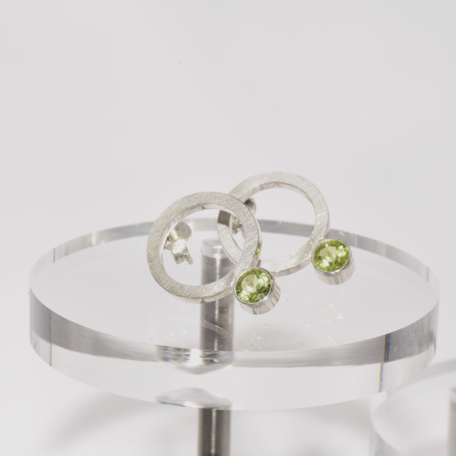 Zilveren oorbellen met peridot – IJseffect & sprankelende frisheid