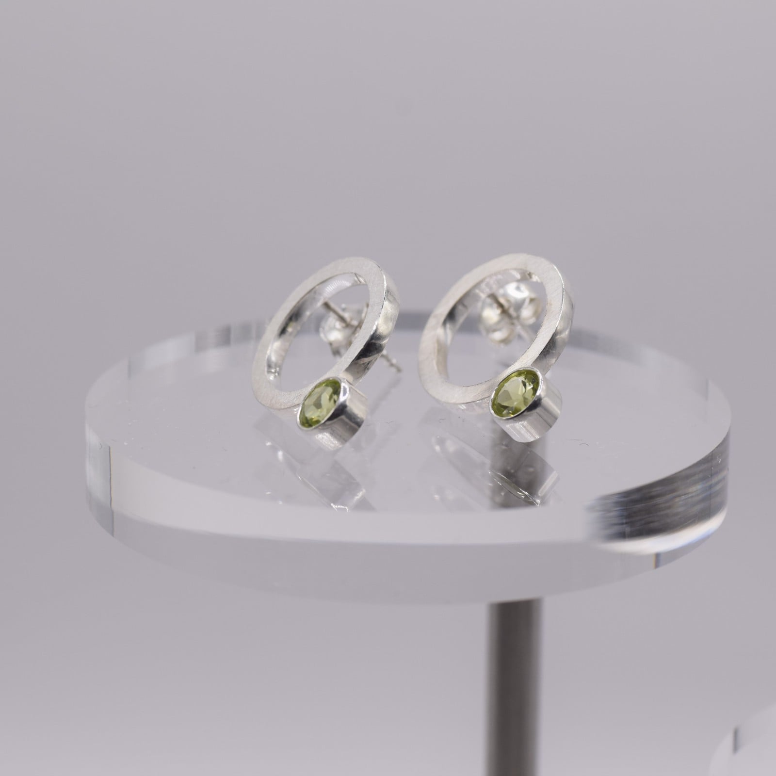 Zilveren oorbellen met peridot – IJseffect & sprankelende frisheid