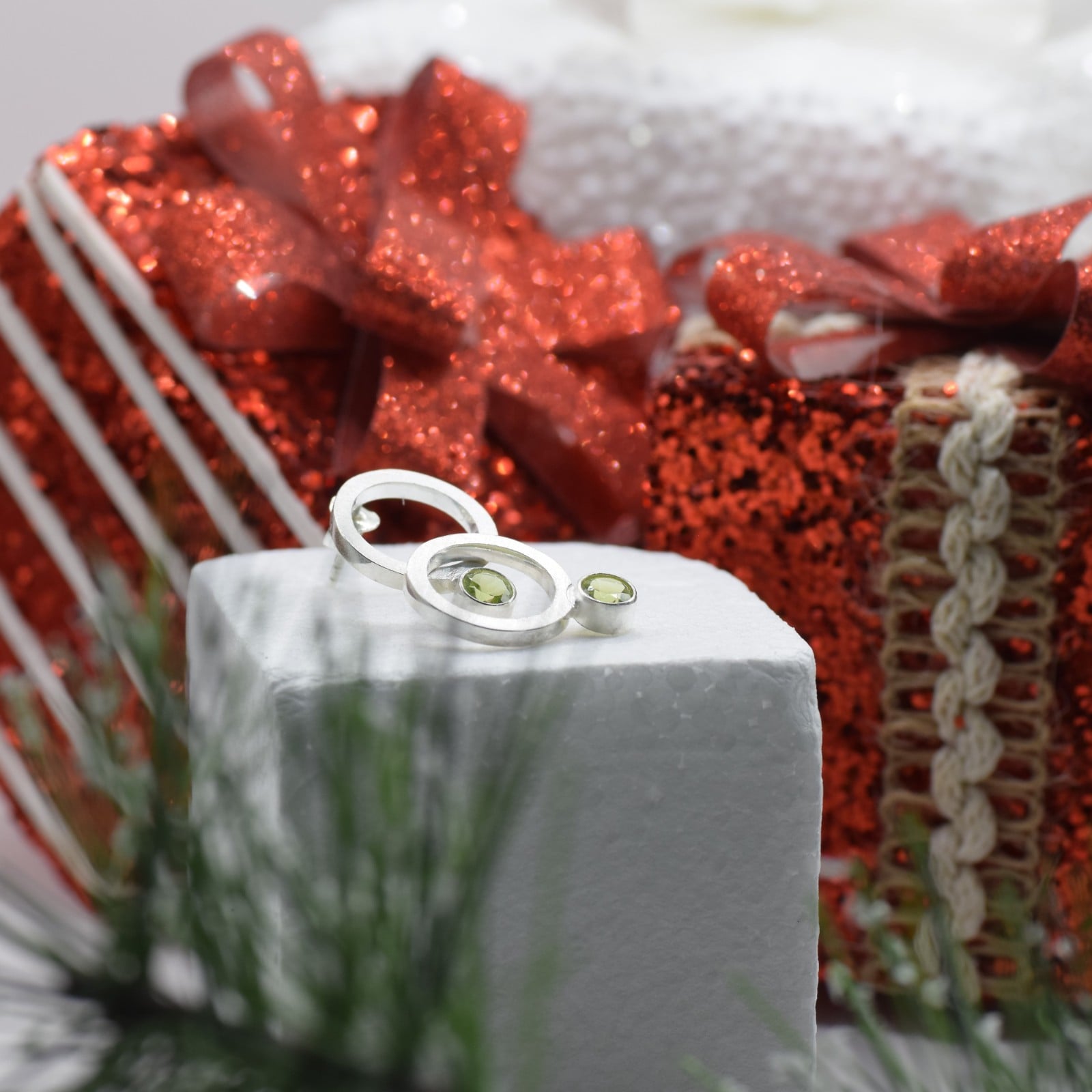 Zilveren oorbellen met peridot – IJseffect & sprankelende frisheid