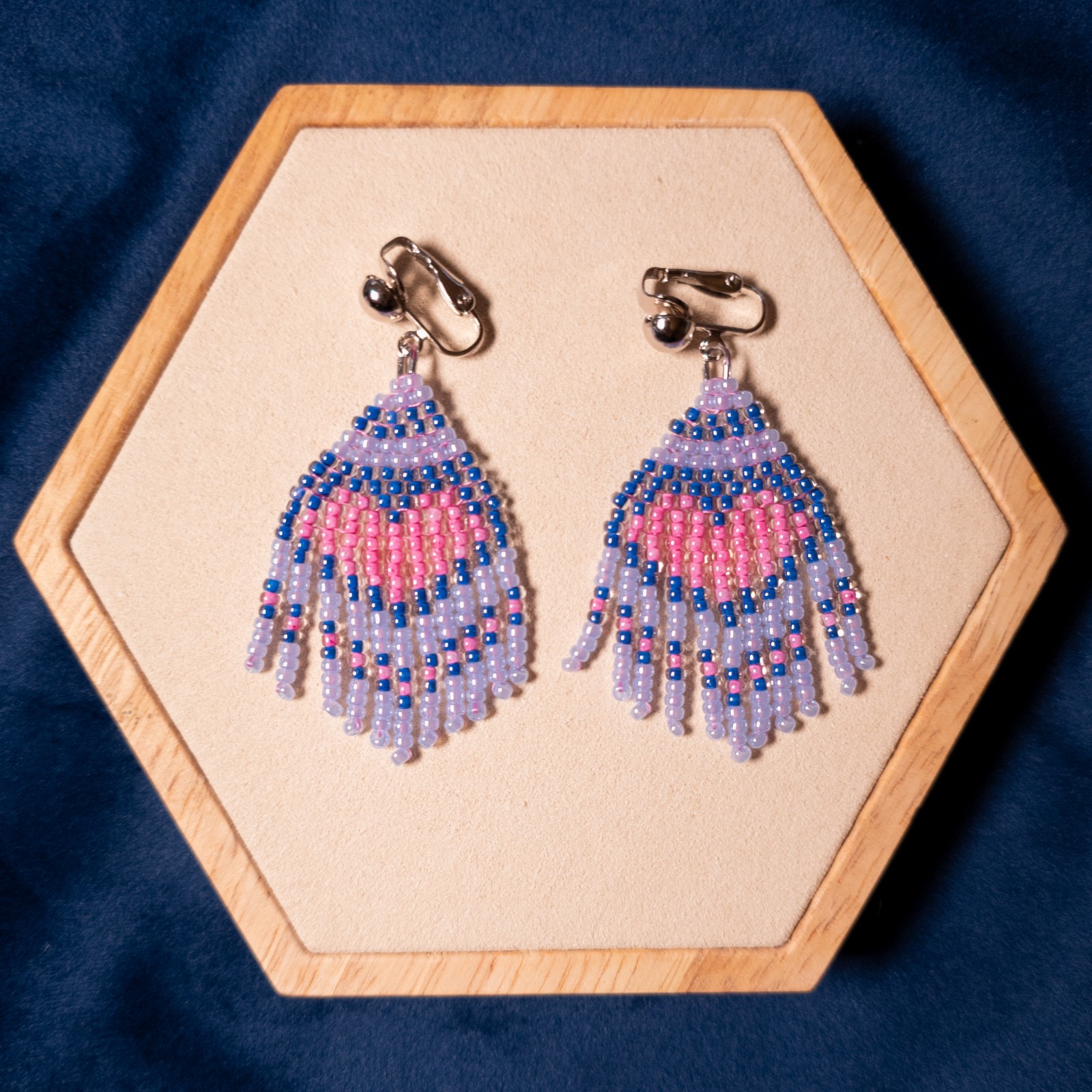 Fringe oorbellen met roze hart in ijsblauw - korte handgemaakte oorbellen