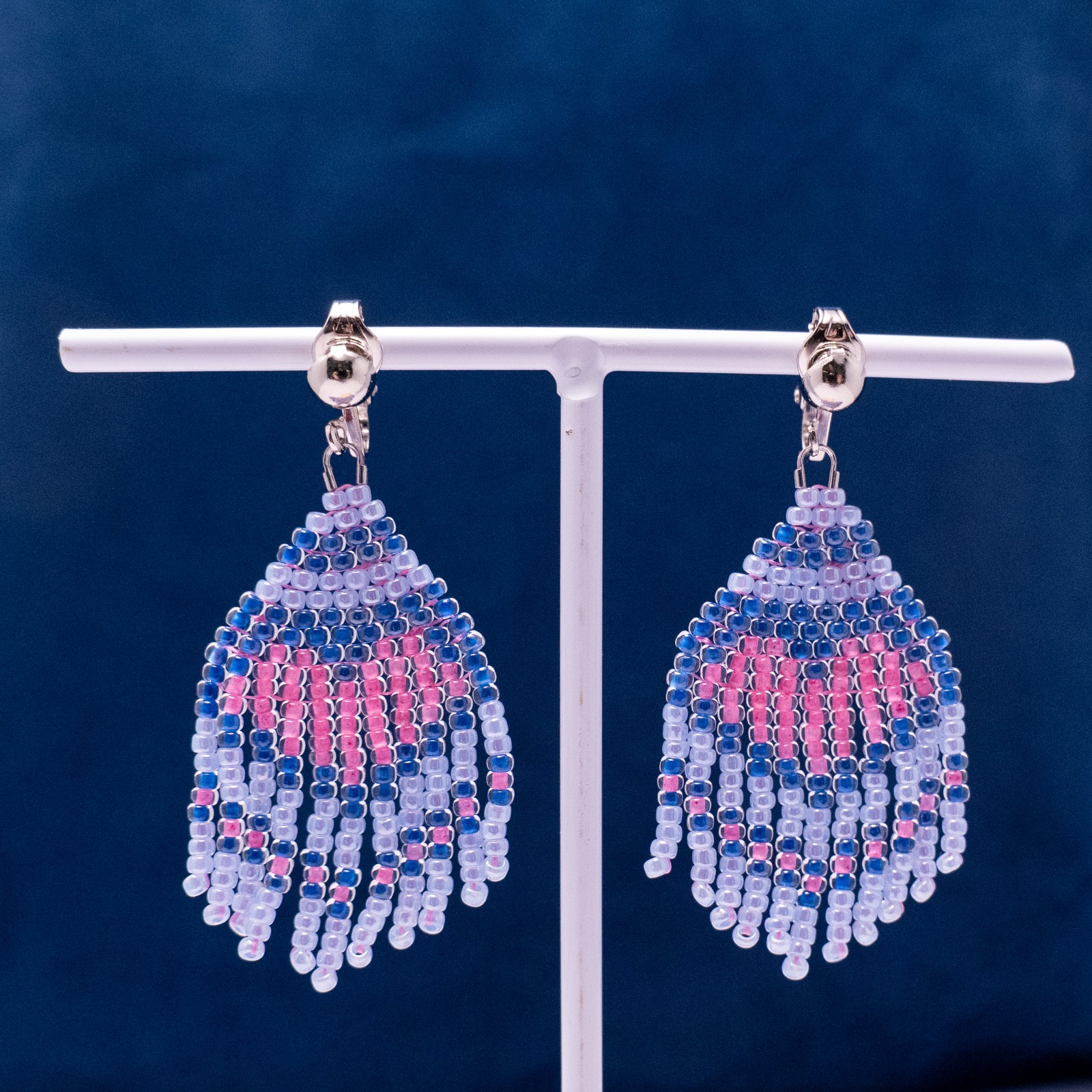 Fringe oorbellen met roze hart in ijsblauw - korte handgemaakte oorbellen