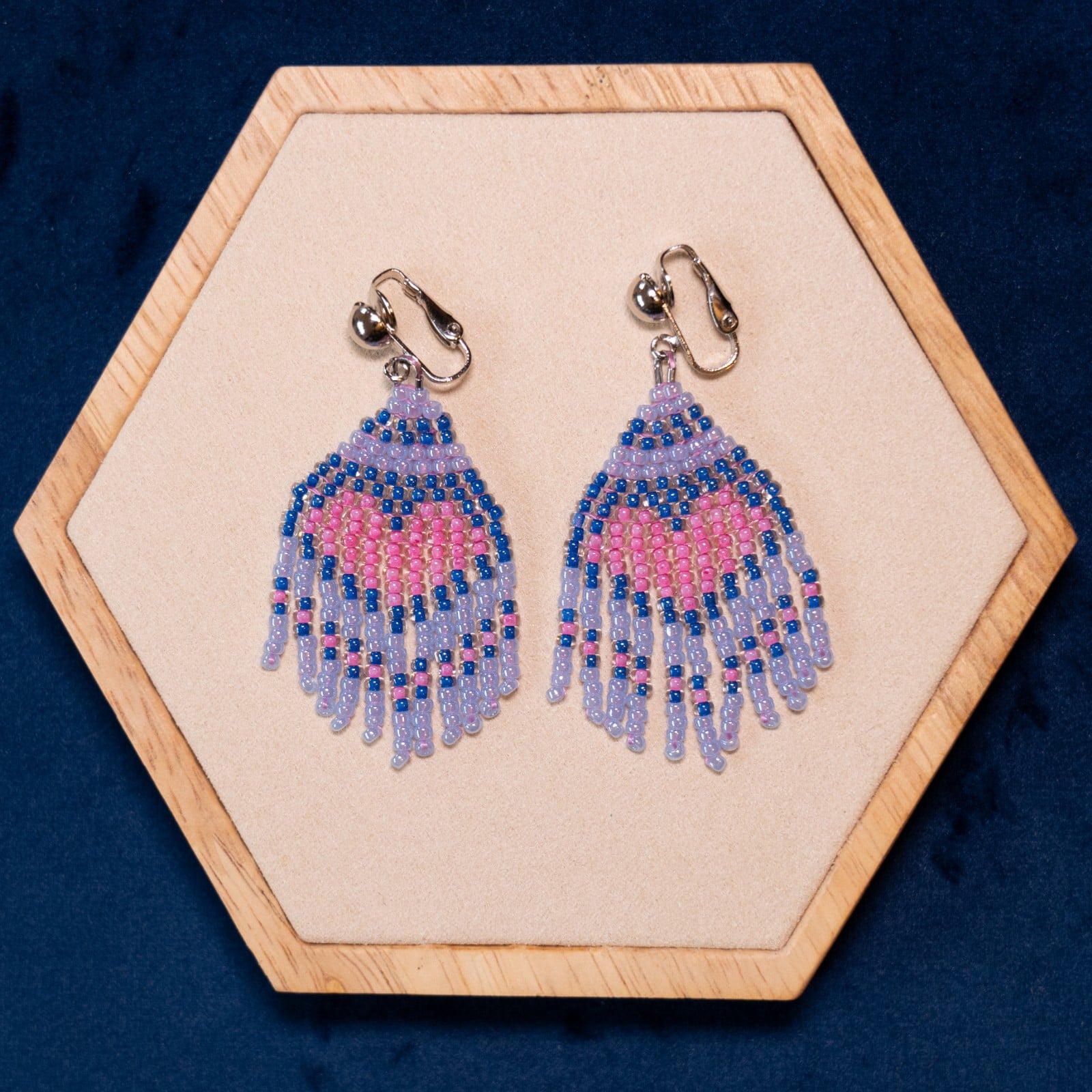 Fringe oorbellen met roze hart in ijsblauw - korte handgemaakte oorbellen