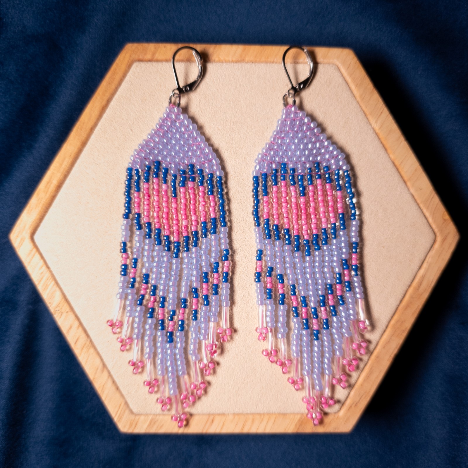 Fringe oorbellen met roze hart in ijsblauw - lange handgemaakte oorbellen