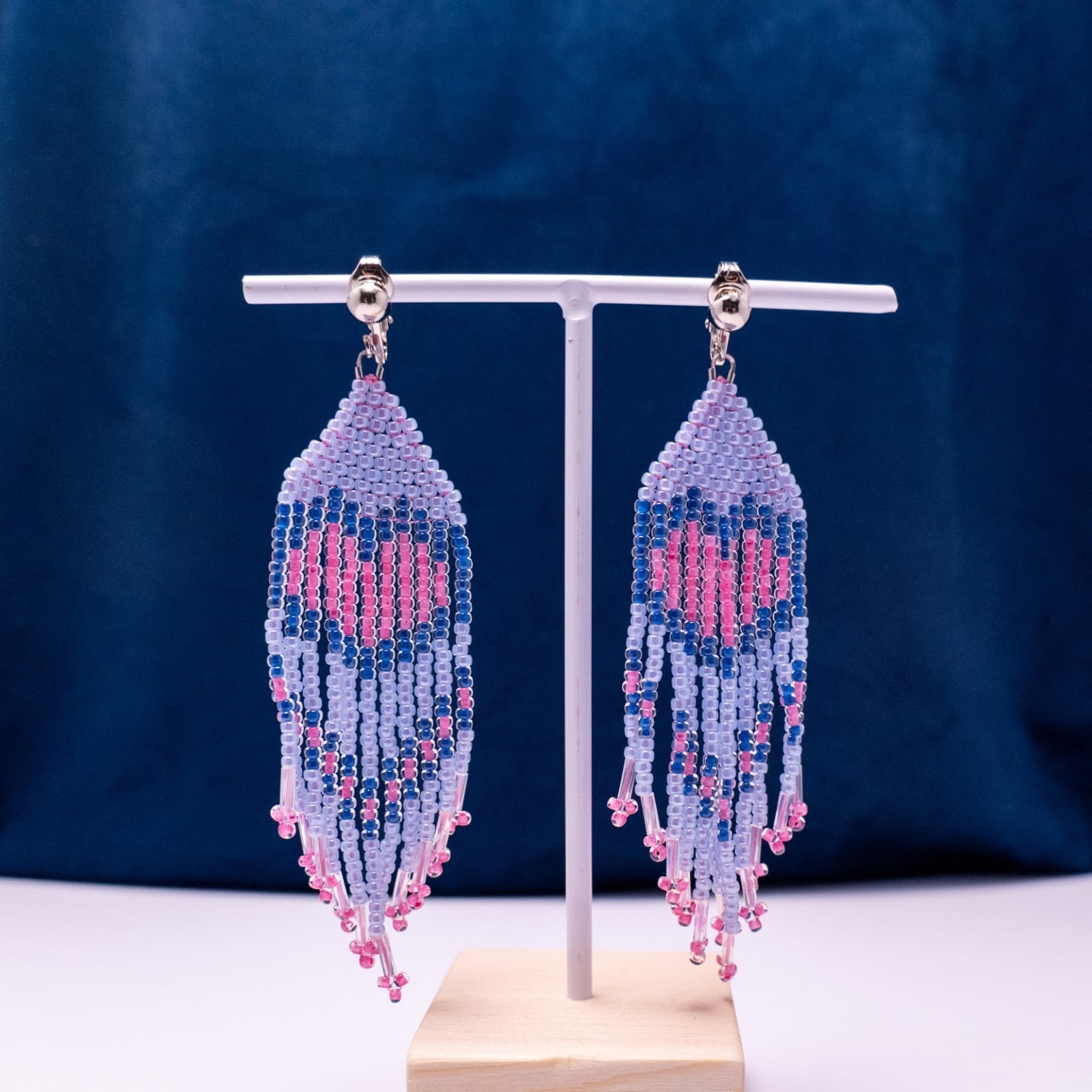 Fringe oorbellen met roze hart in ijsblauw - lange handgemaakte oorbellen